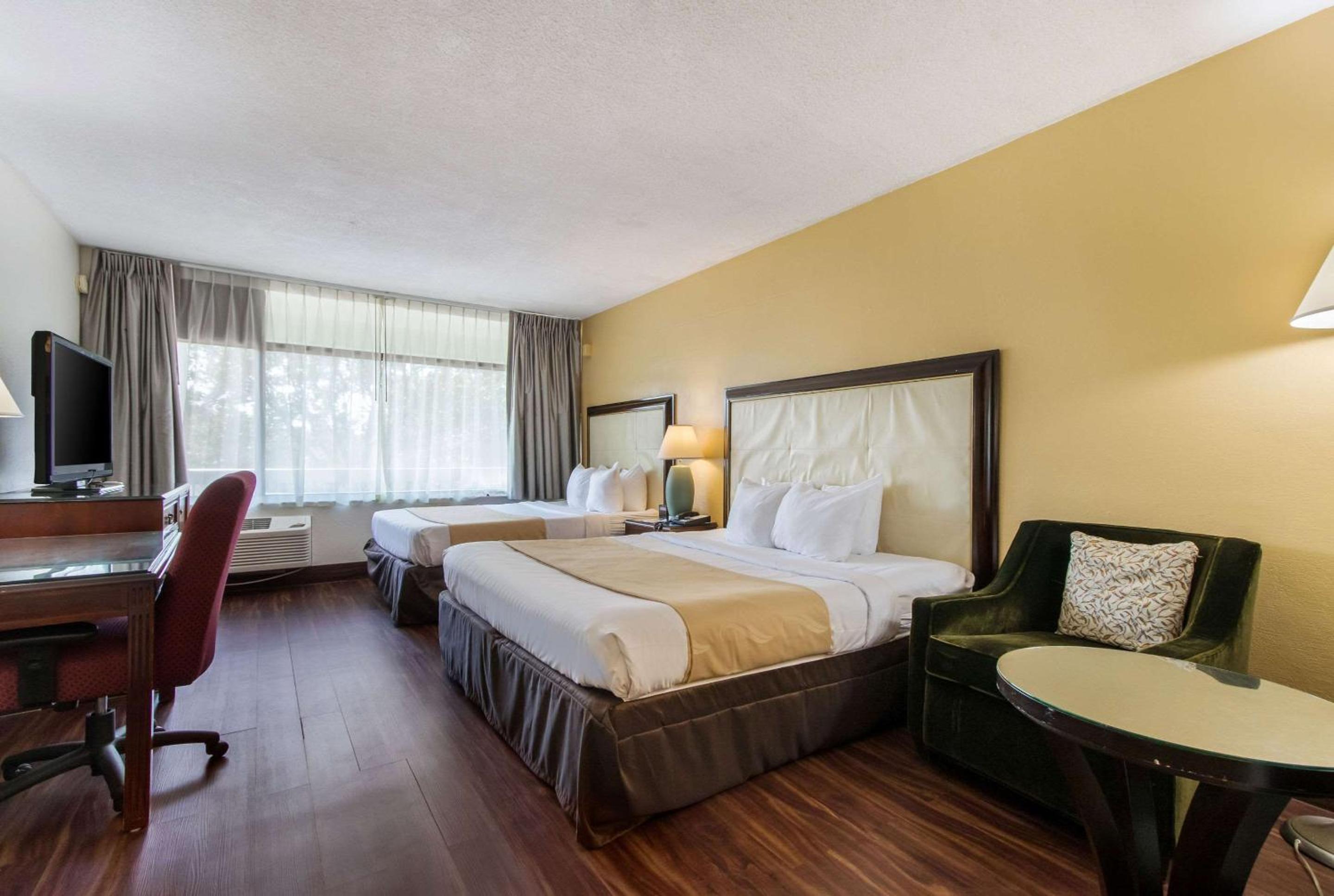 1 King Bed And 1 Queen Bed- Non-Smoking photo 3