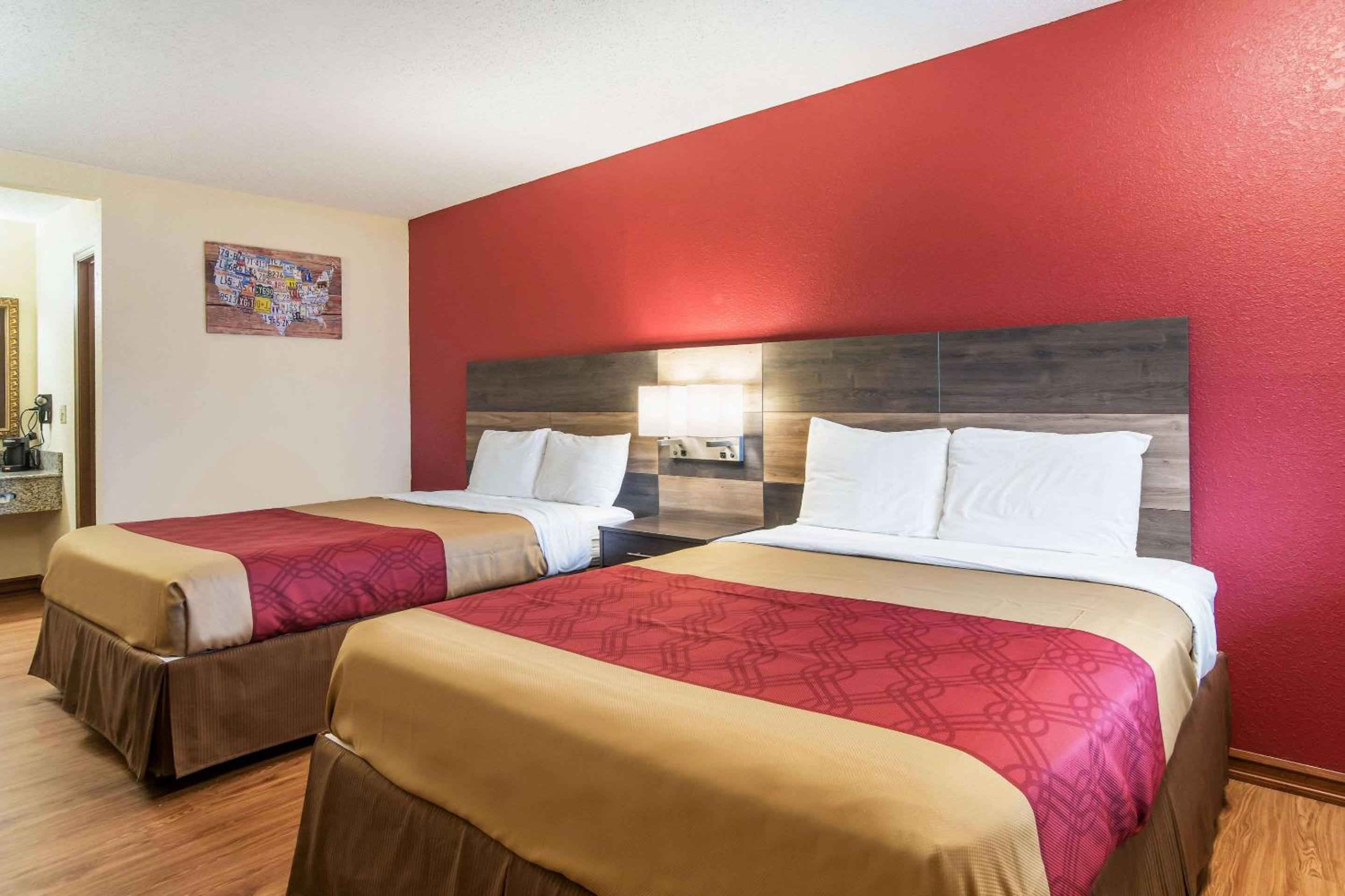 Queen Room with Two Queen Beds - Non-Smoking - Photo 1