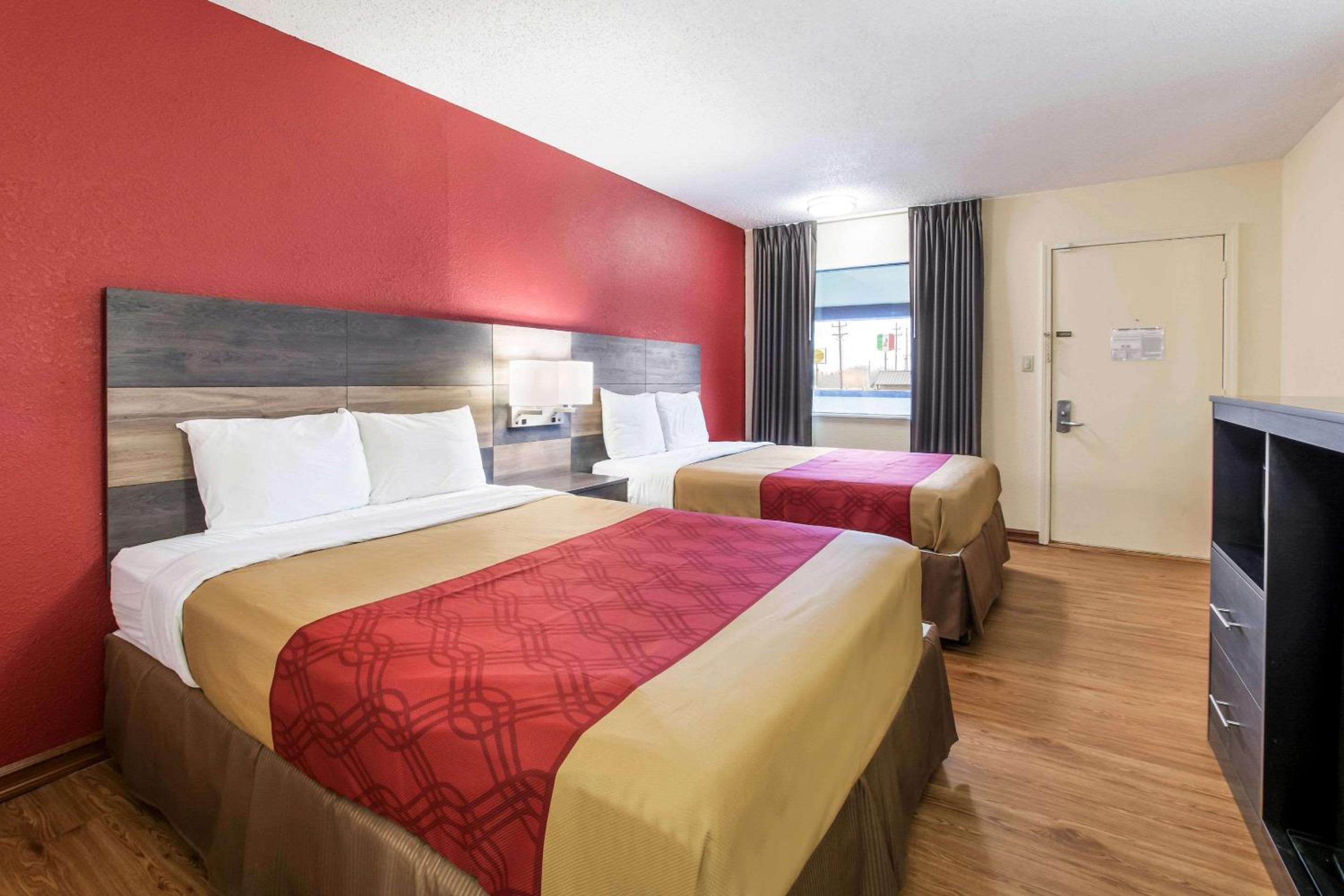 Queen Room with Two Queen Beds - Non-Smoking - Photo 2