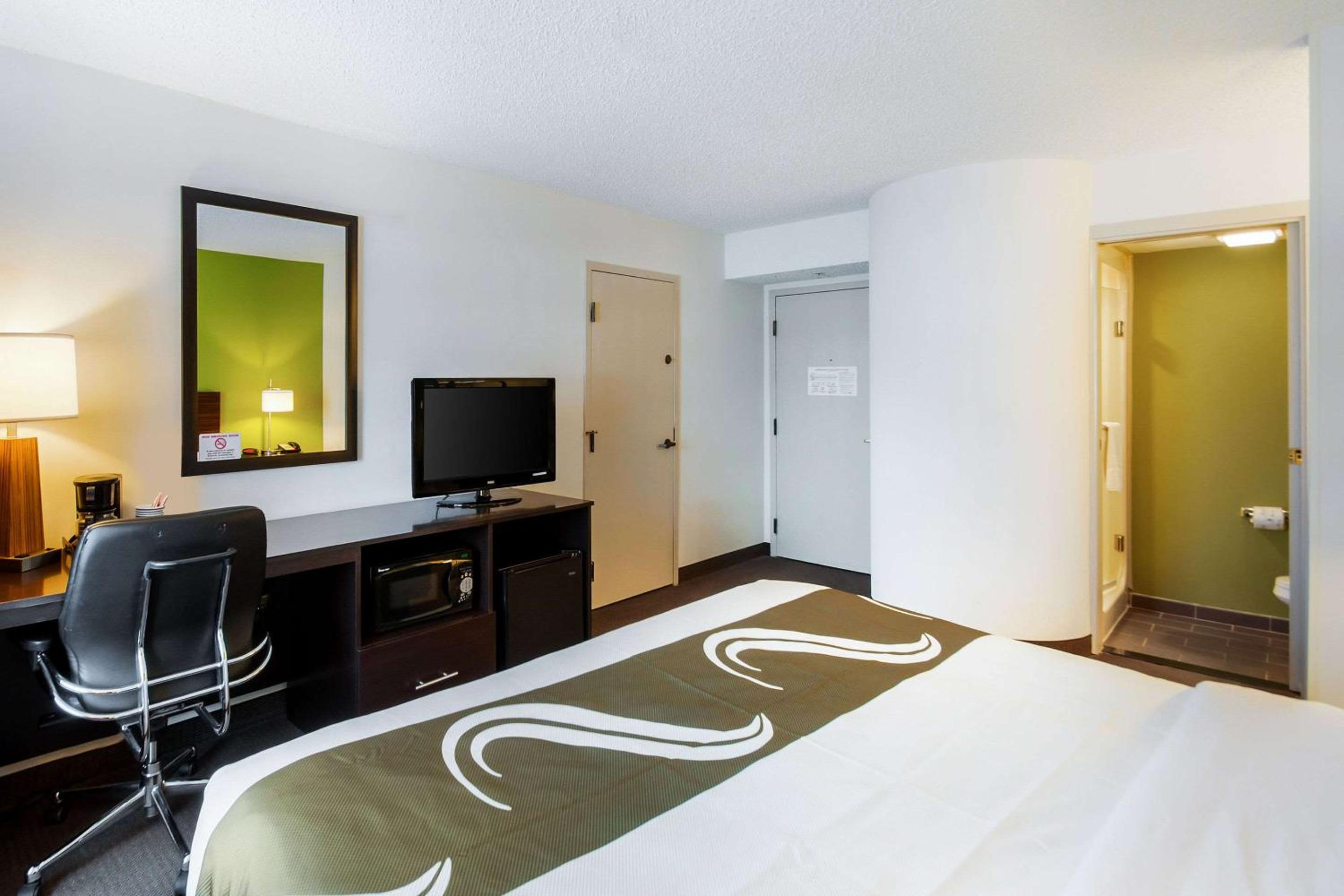 King Room - Non-Smoking - Photo 4