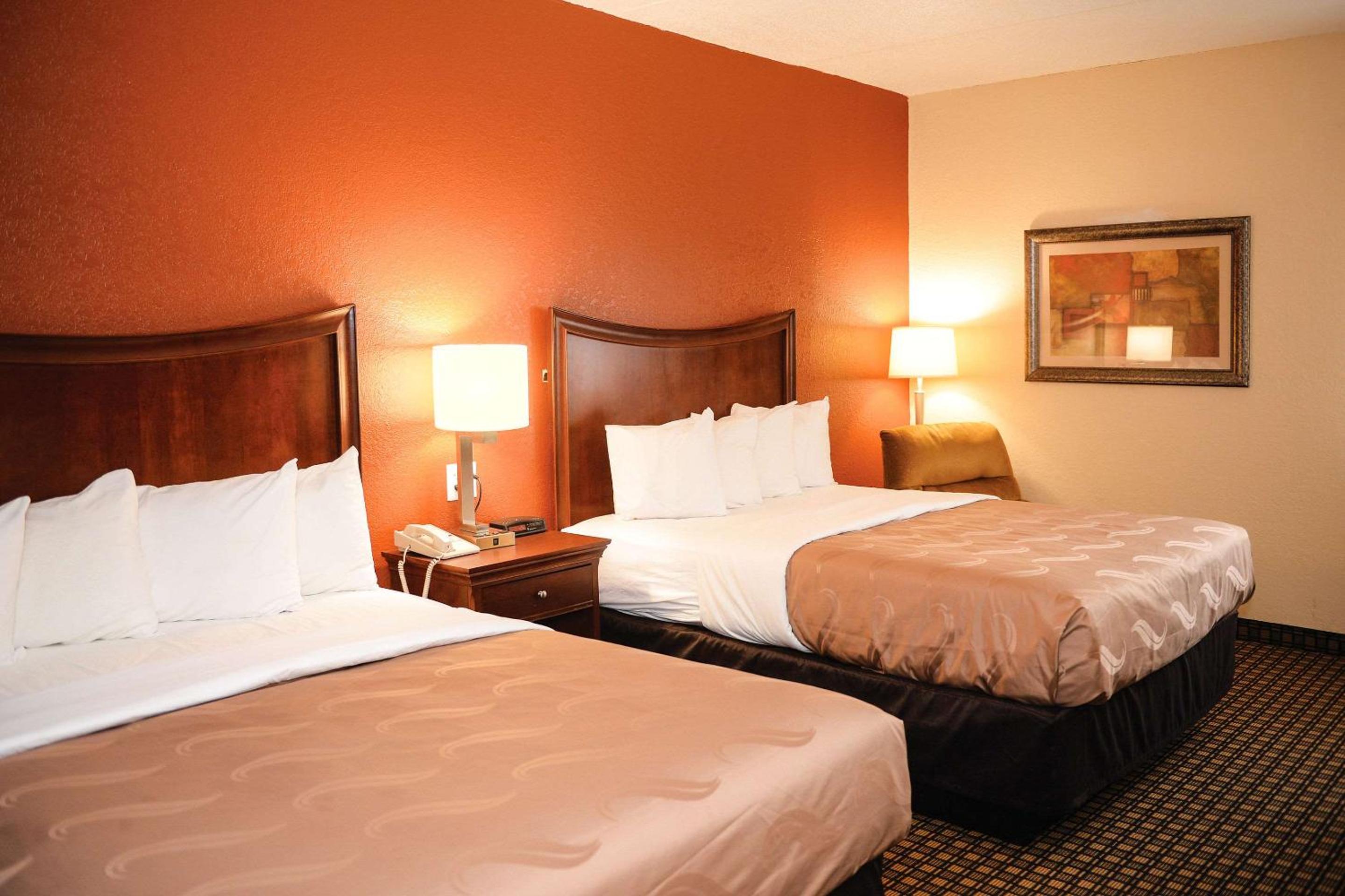 Queen Room with Two Queen Beds - Non-Smoking photo 3