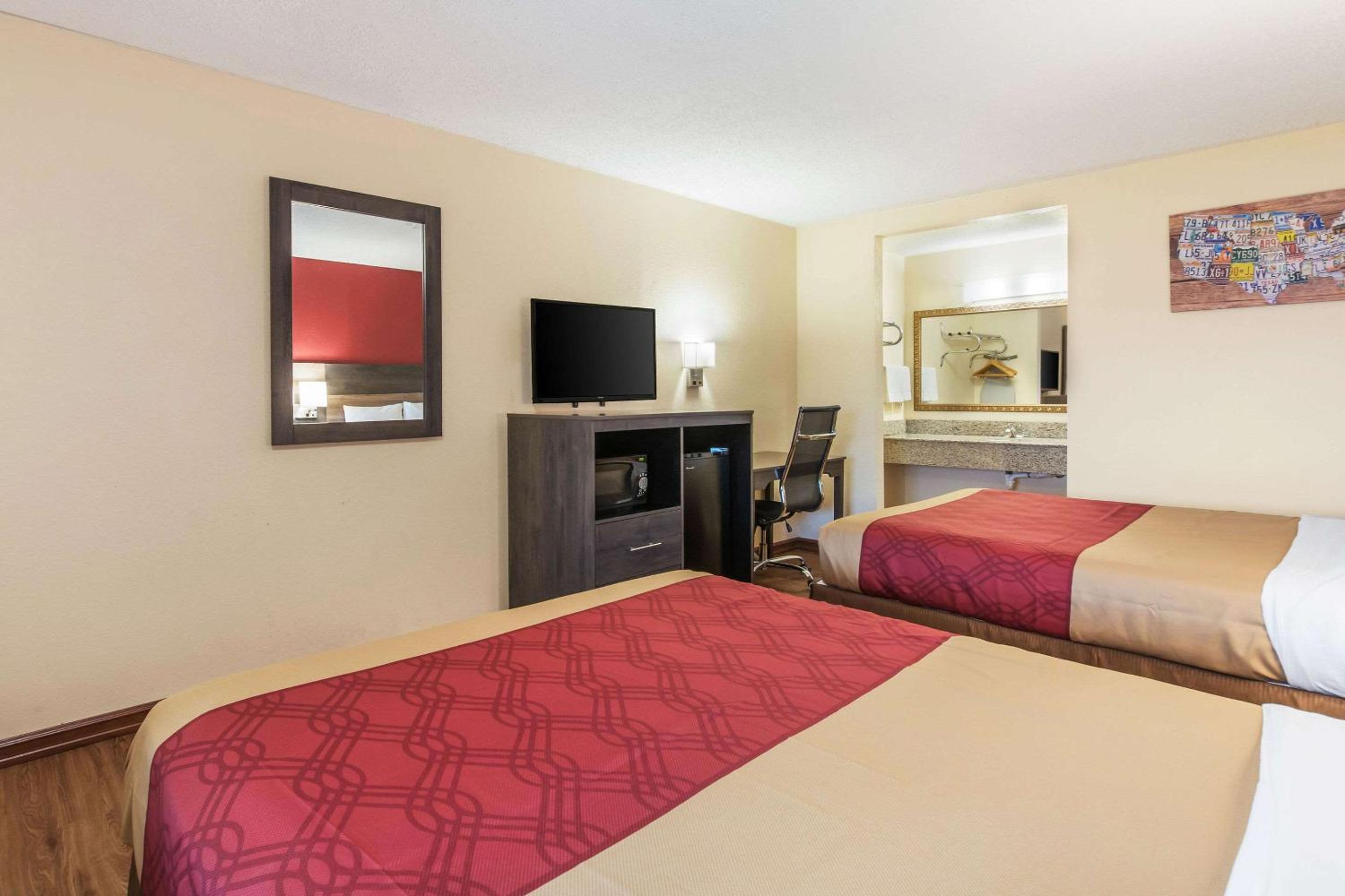 Queen Room with Two Queen Beds - Non-Smoking - Photo 4