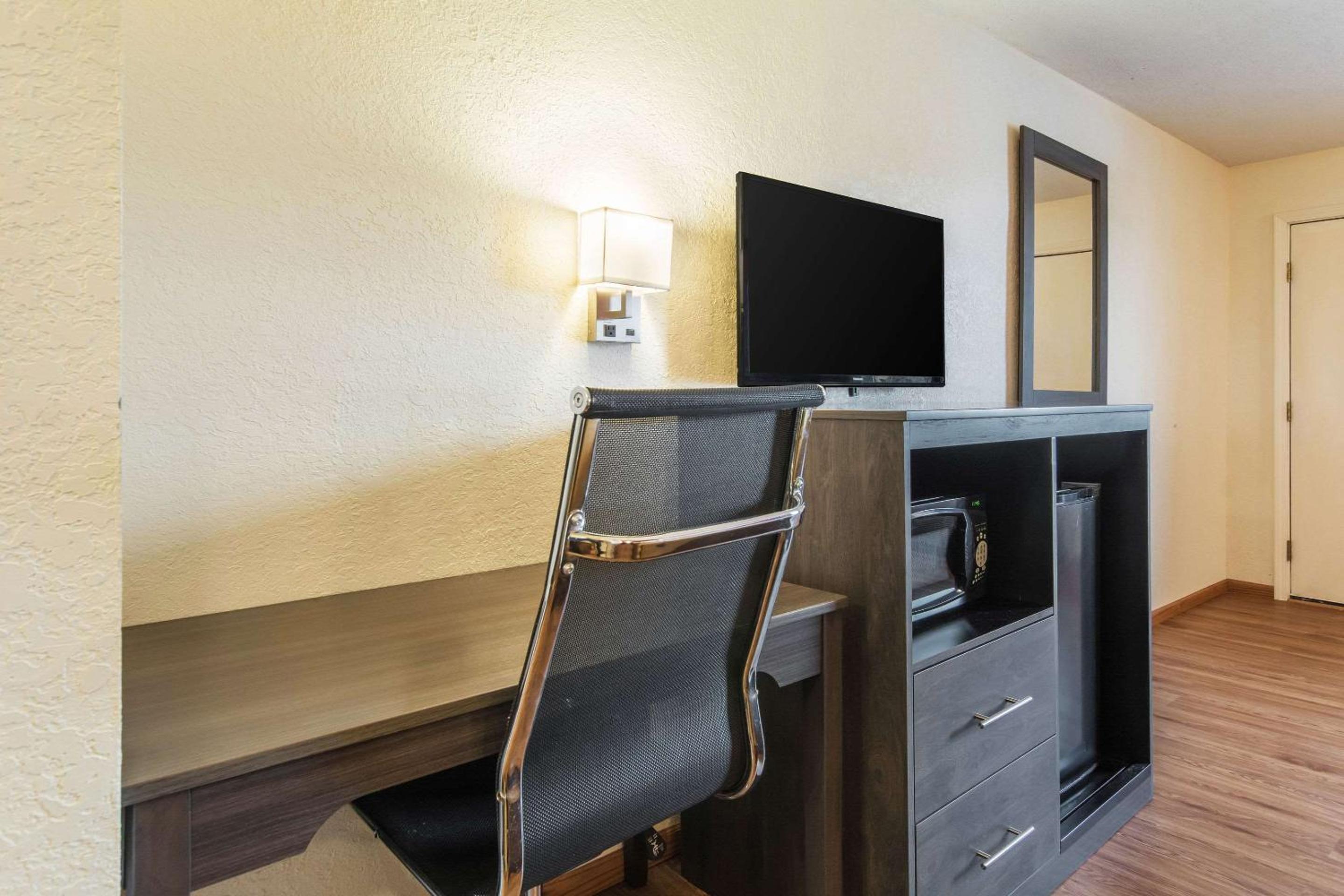 King Room - Non-Smoking - Photo 3
