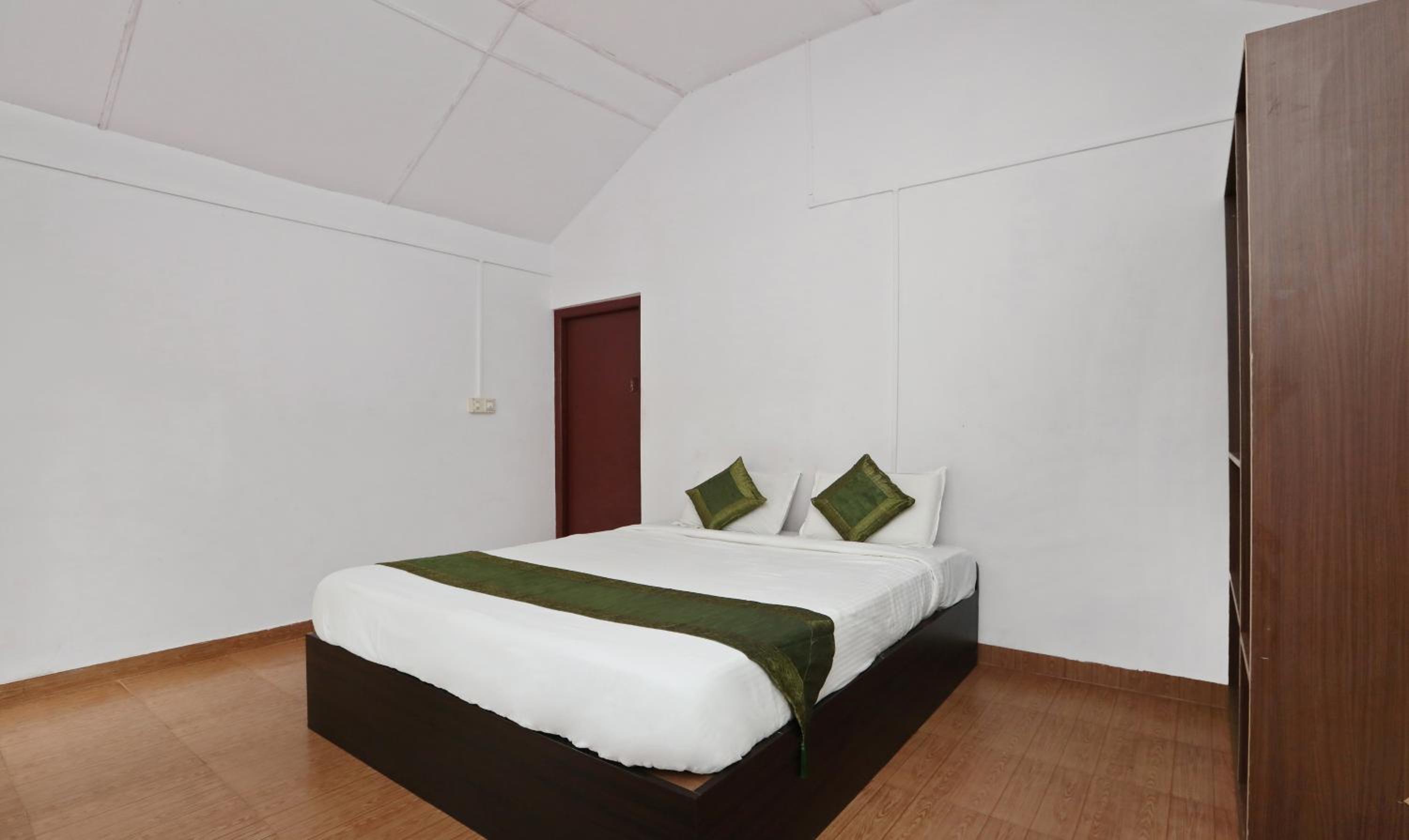 Deluxe Room With Coffee Estate View