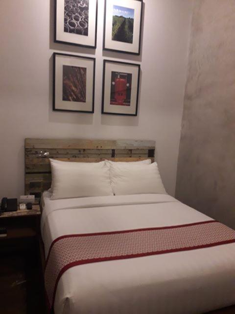 Standard Queen Room - no window photo 3