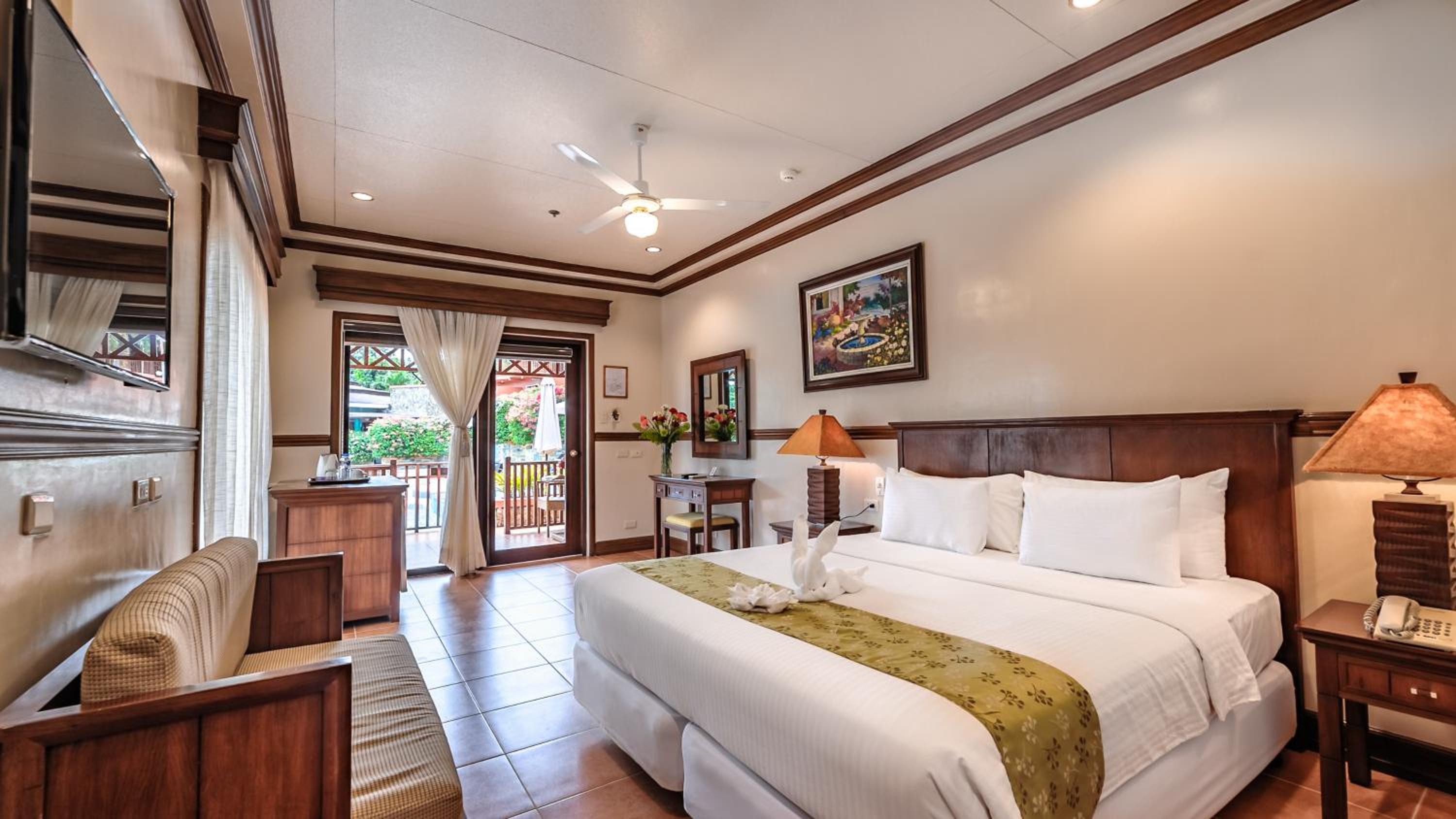 Superior Deluxe Room with Pool View - Photo 1