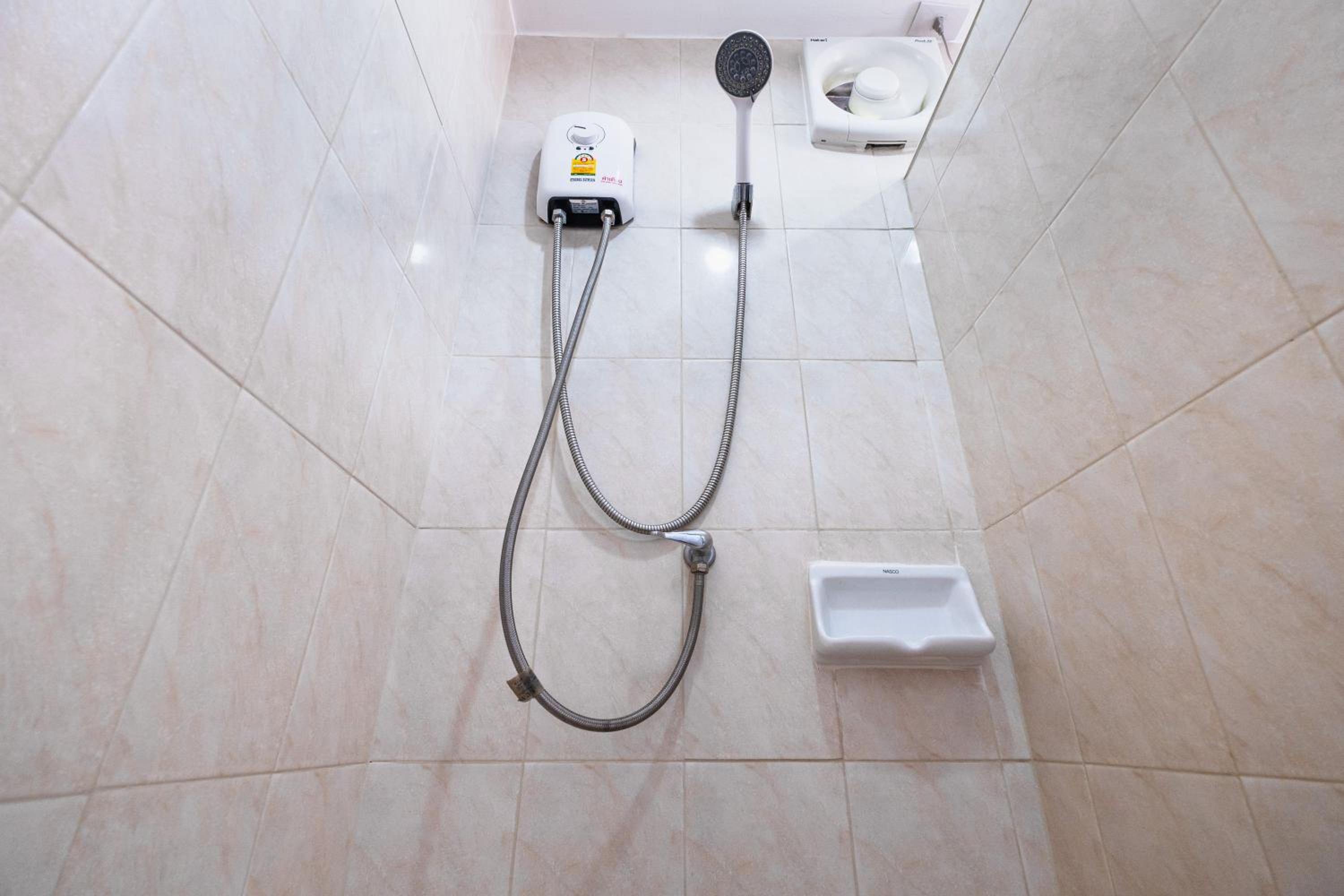 Queen Room With Shower(5th&No Elevator) photo 3