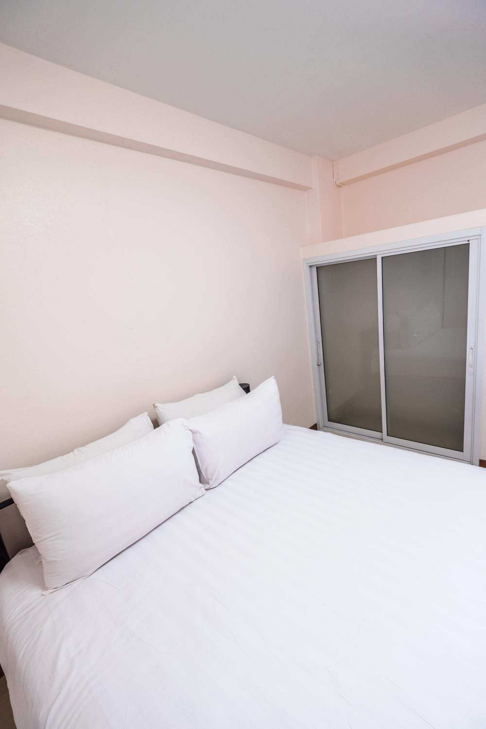 Double Room with Shower (5th & No Elevator) photo 1