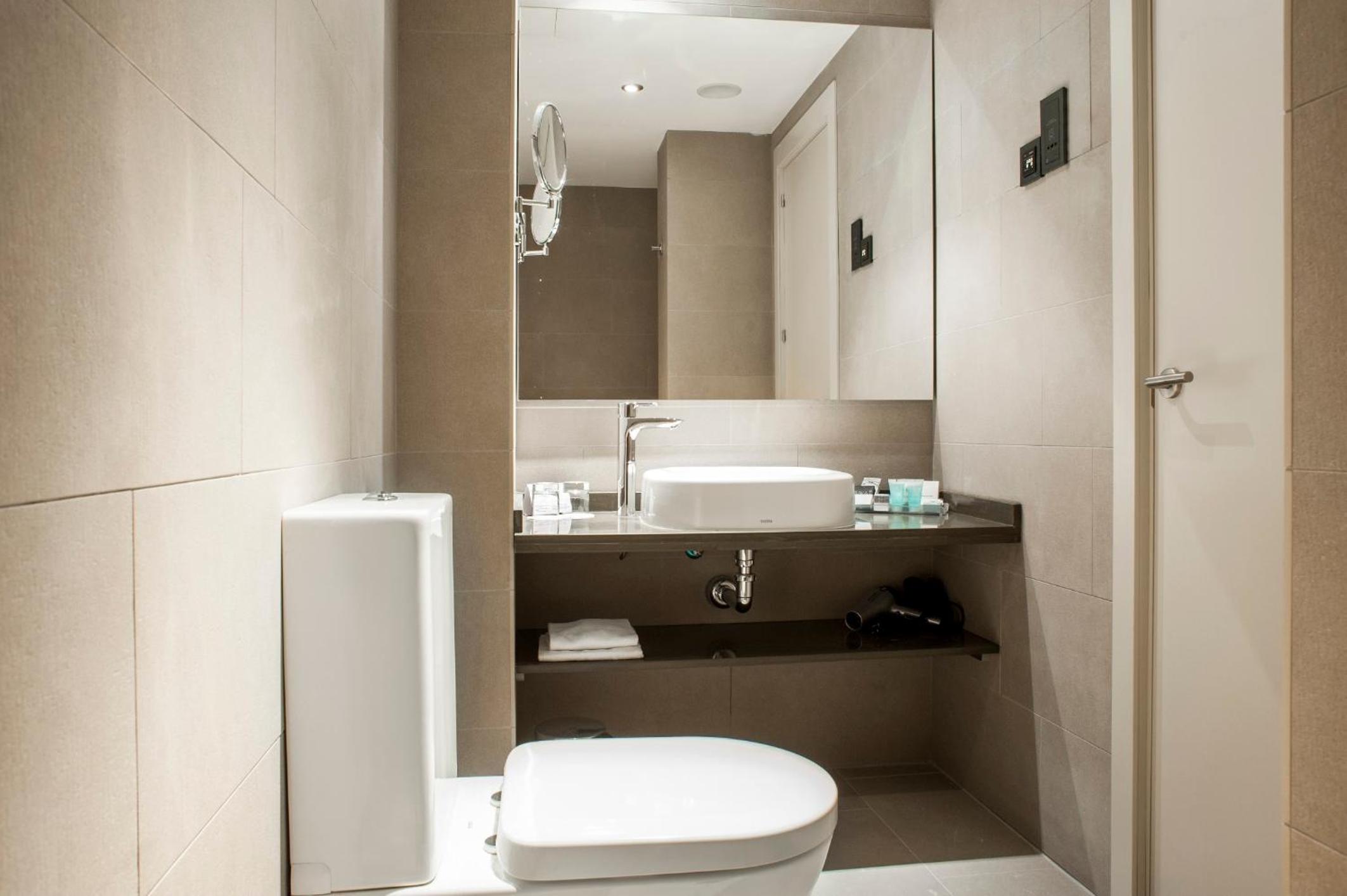 Double or Twin Room thumbnail 6
