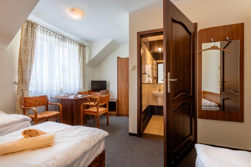 Standard Double or Twin Room - Photo 2