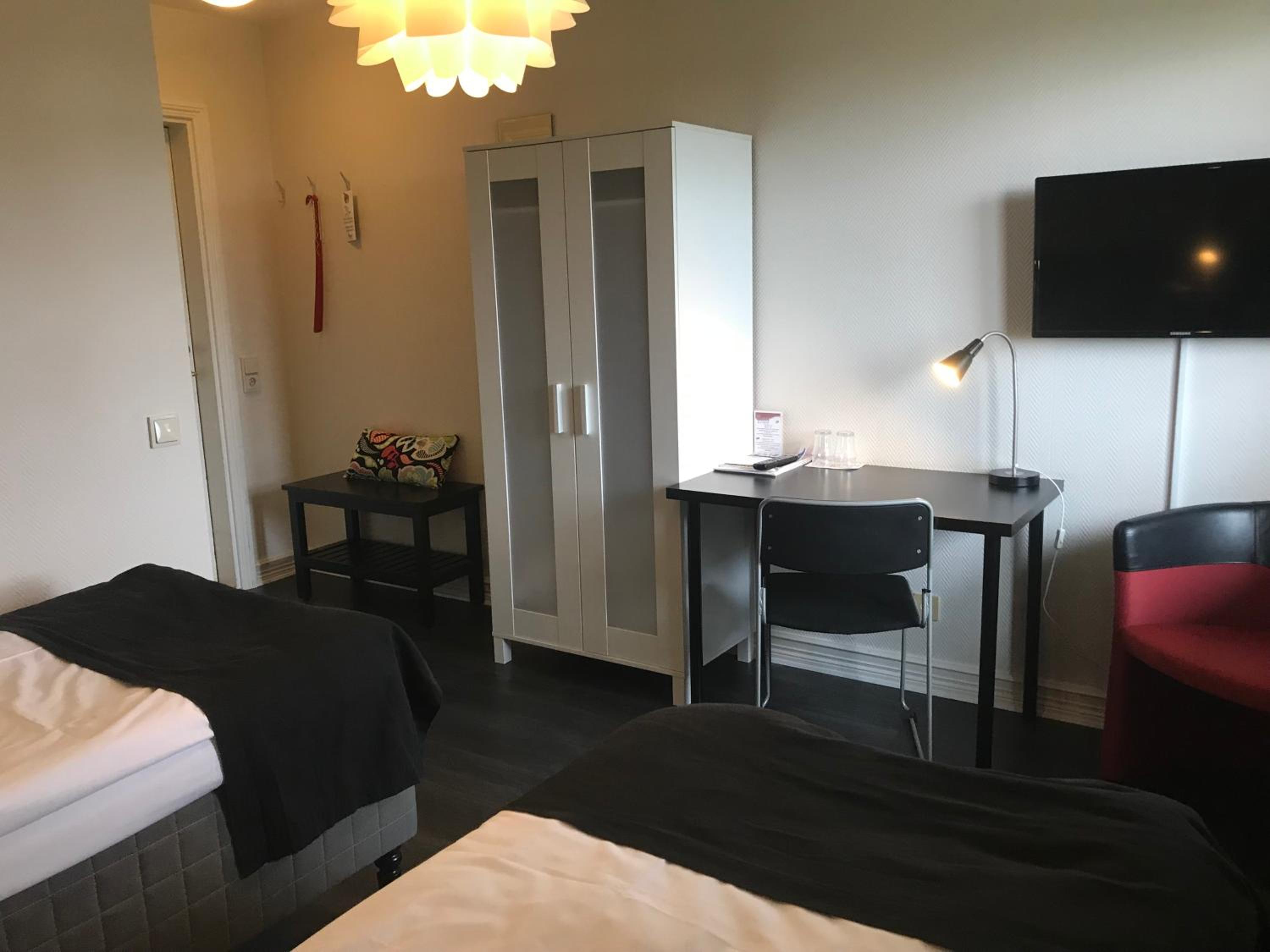 Twin Room - Photo 3