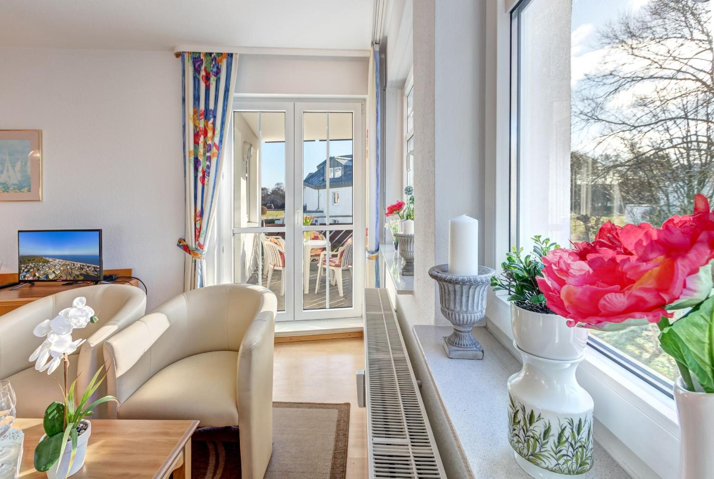 Apartment with Balcony photo 3