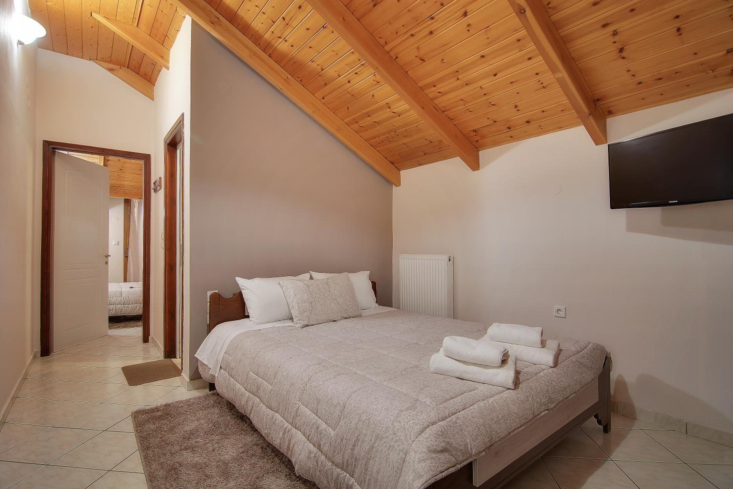 Studio (4 Adults) - Attic photo 2