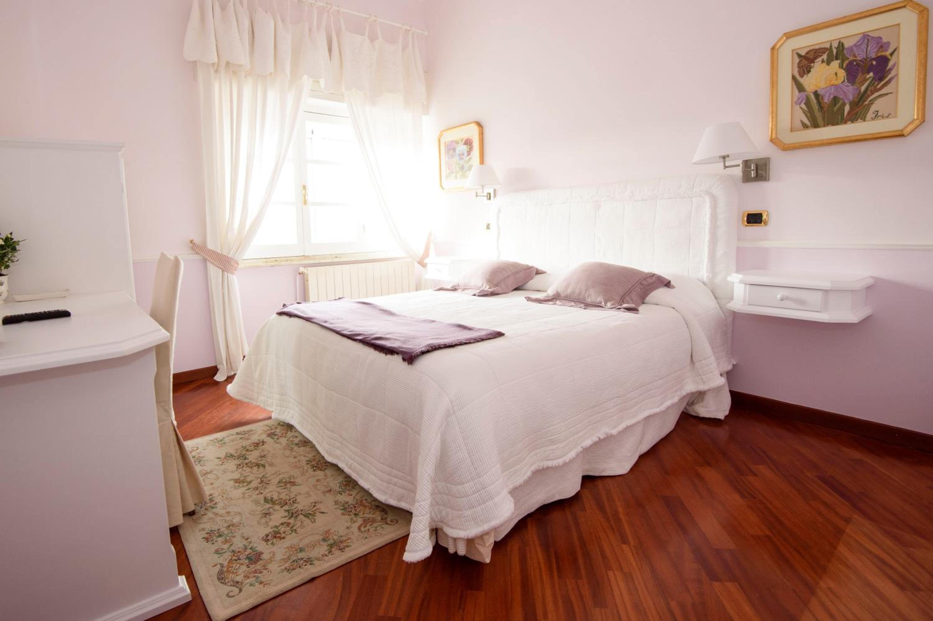 Deluxe Double Room with Private Bathroom - Photo 1