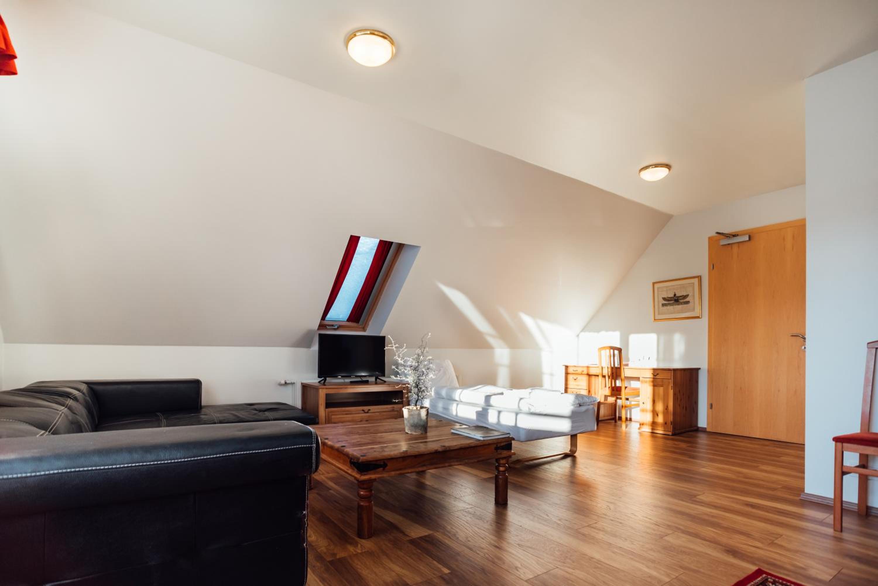 Family Room (2 Adults + 2 Children) - Photo 2
