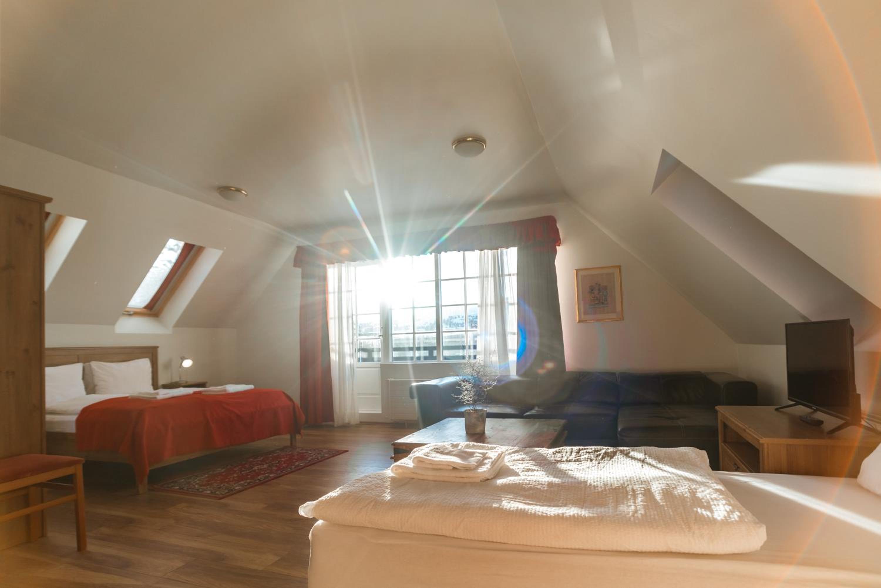 Family Room (2 Adults + 2 Children) - Photo 1
