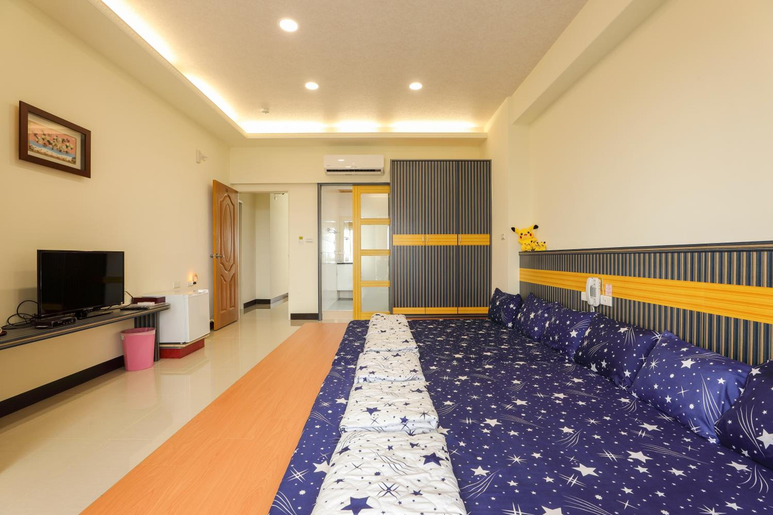 Family Room with Private Bathroom photo 2