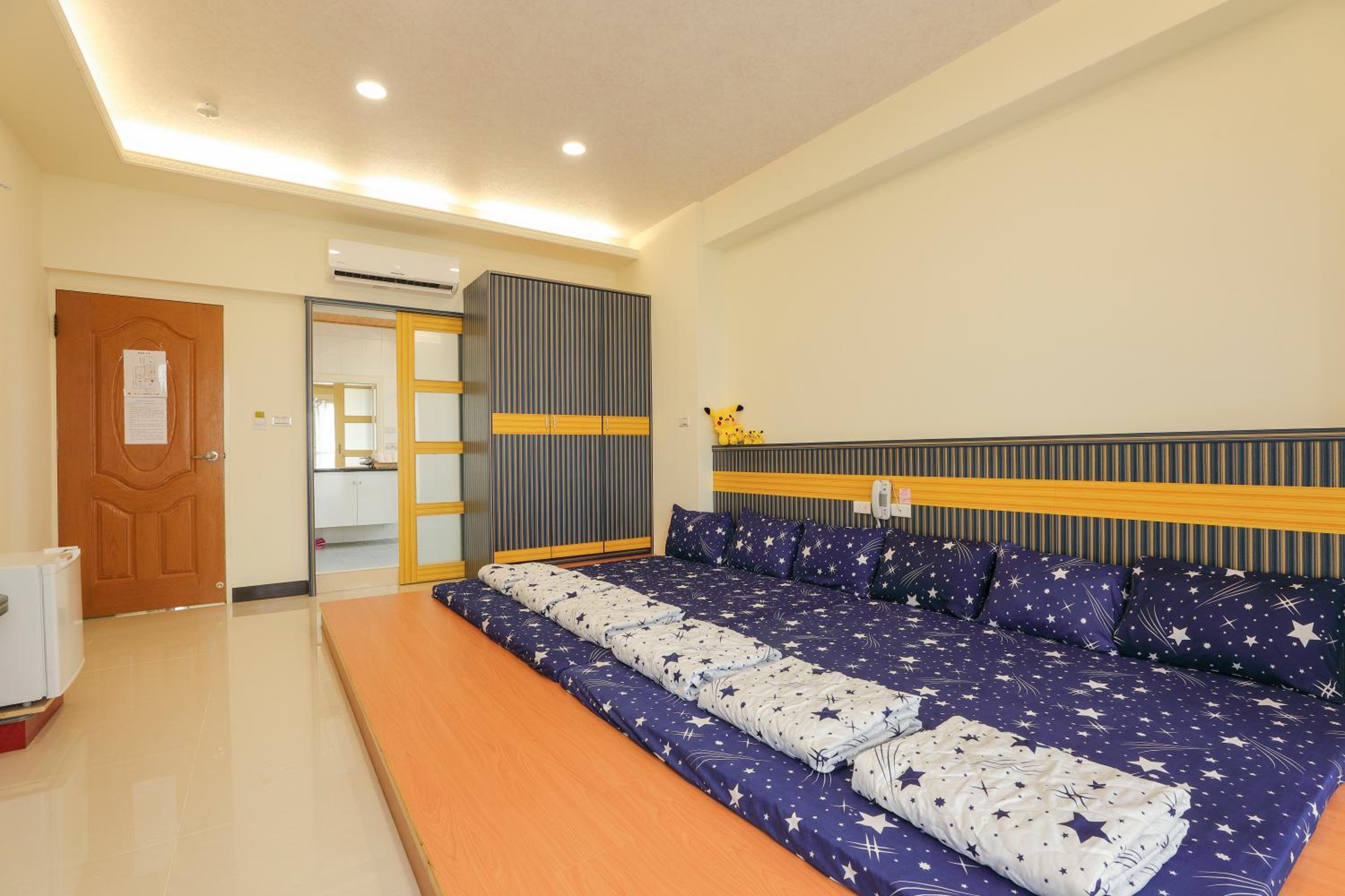 Family Room with Private Bathroom photo 3