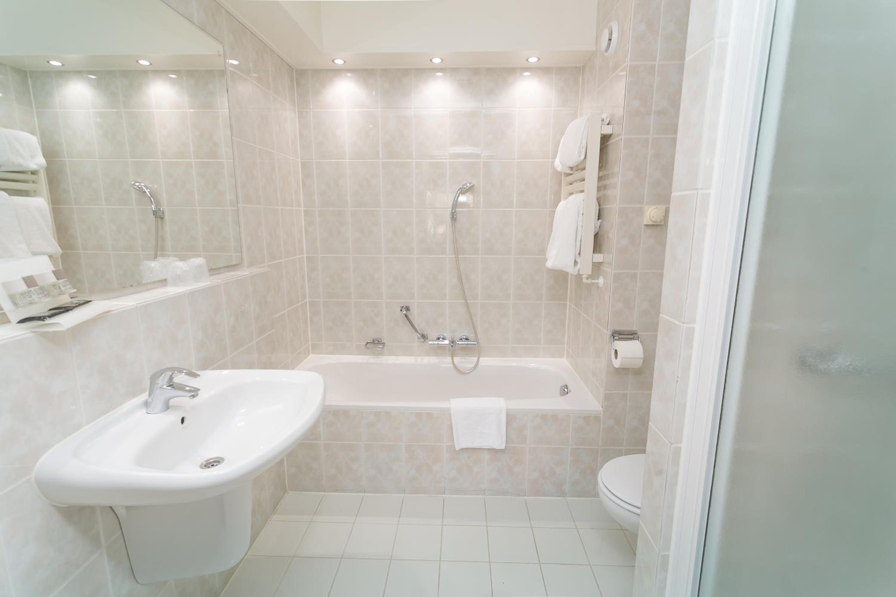 Comfort Double Room with Balcony - Photo 2