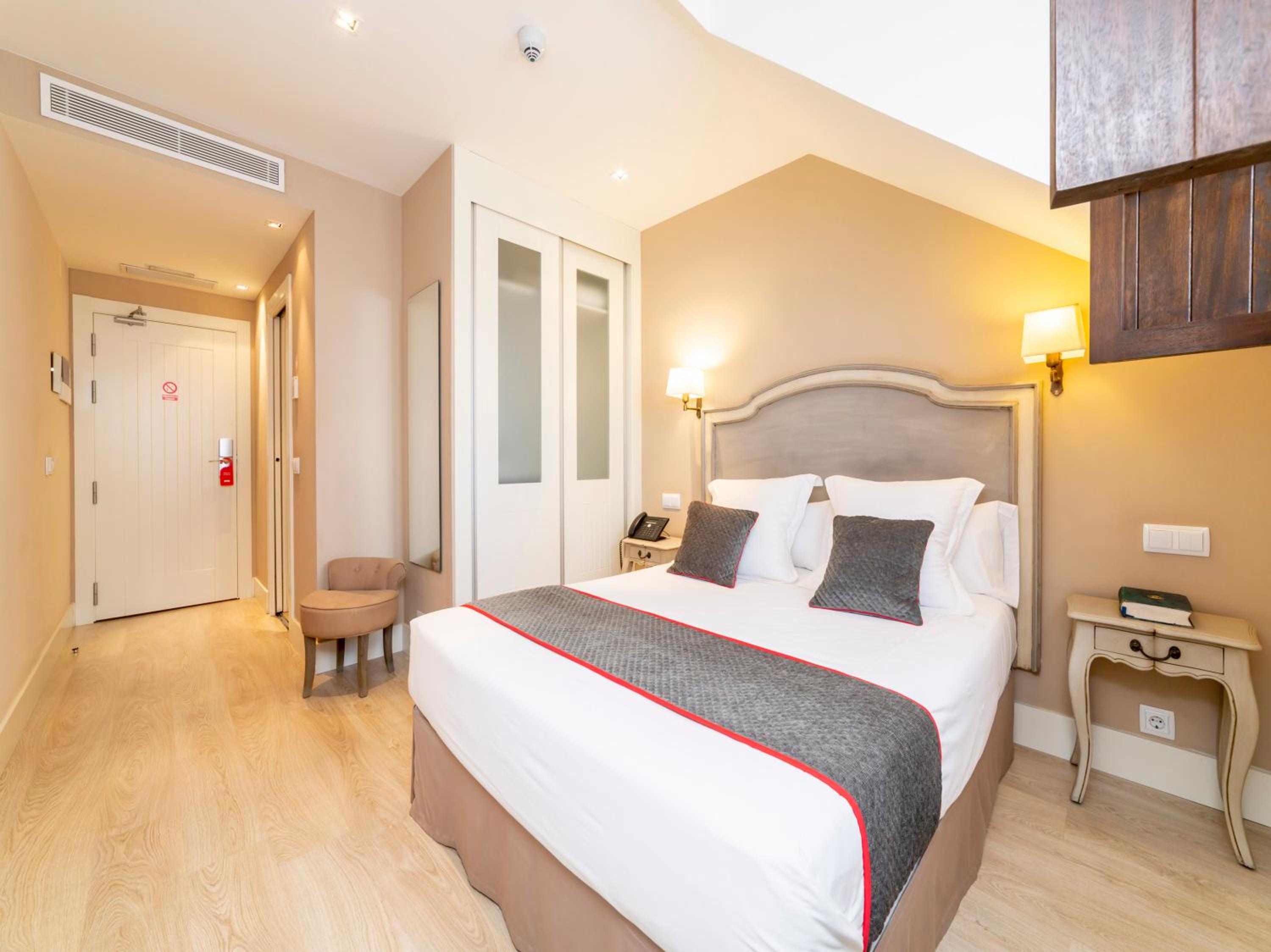 Double Room - Photo 6