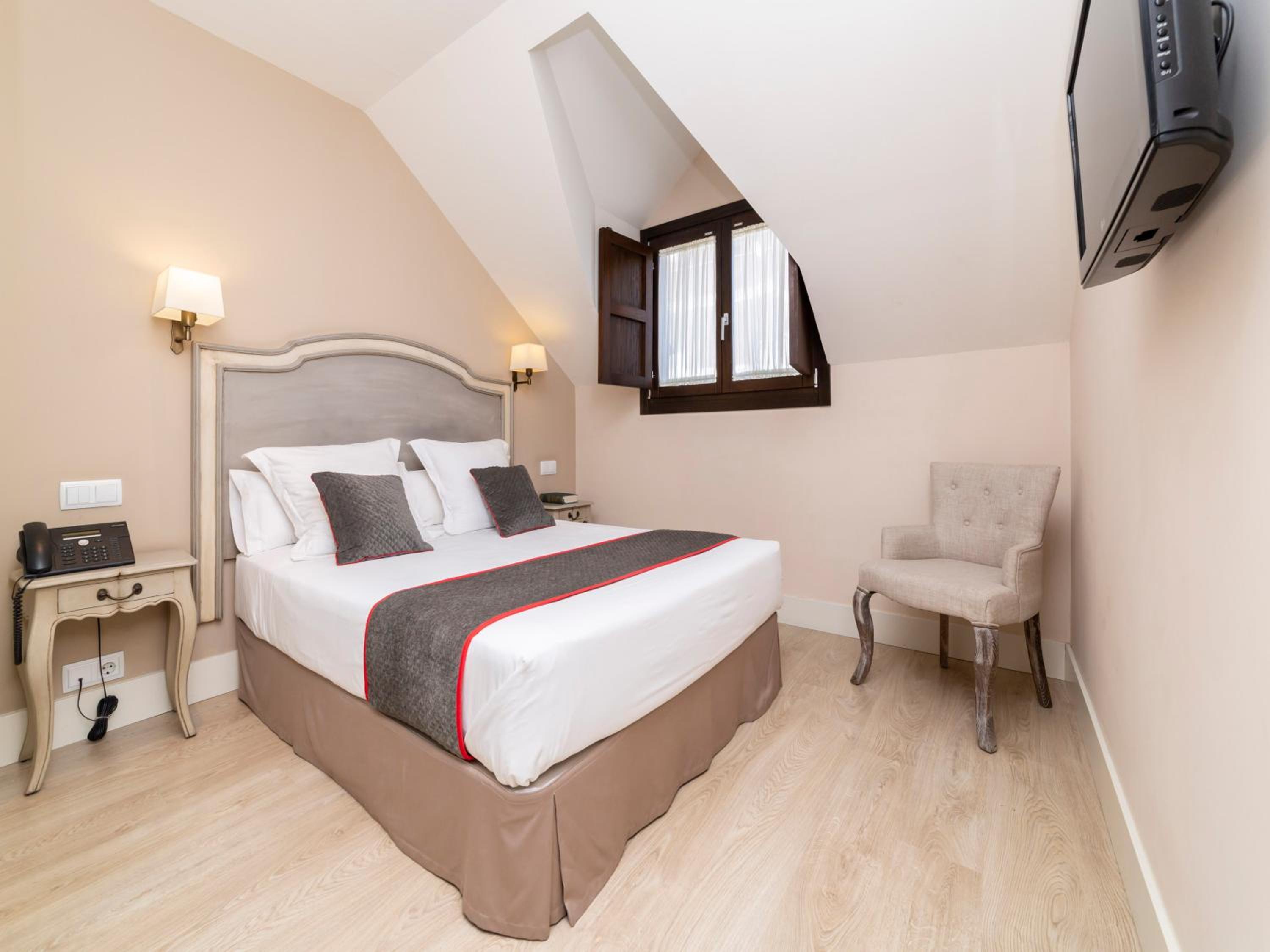 Double Room - Photo 7