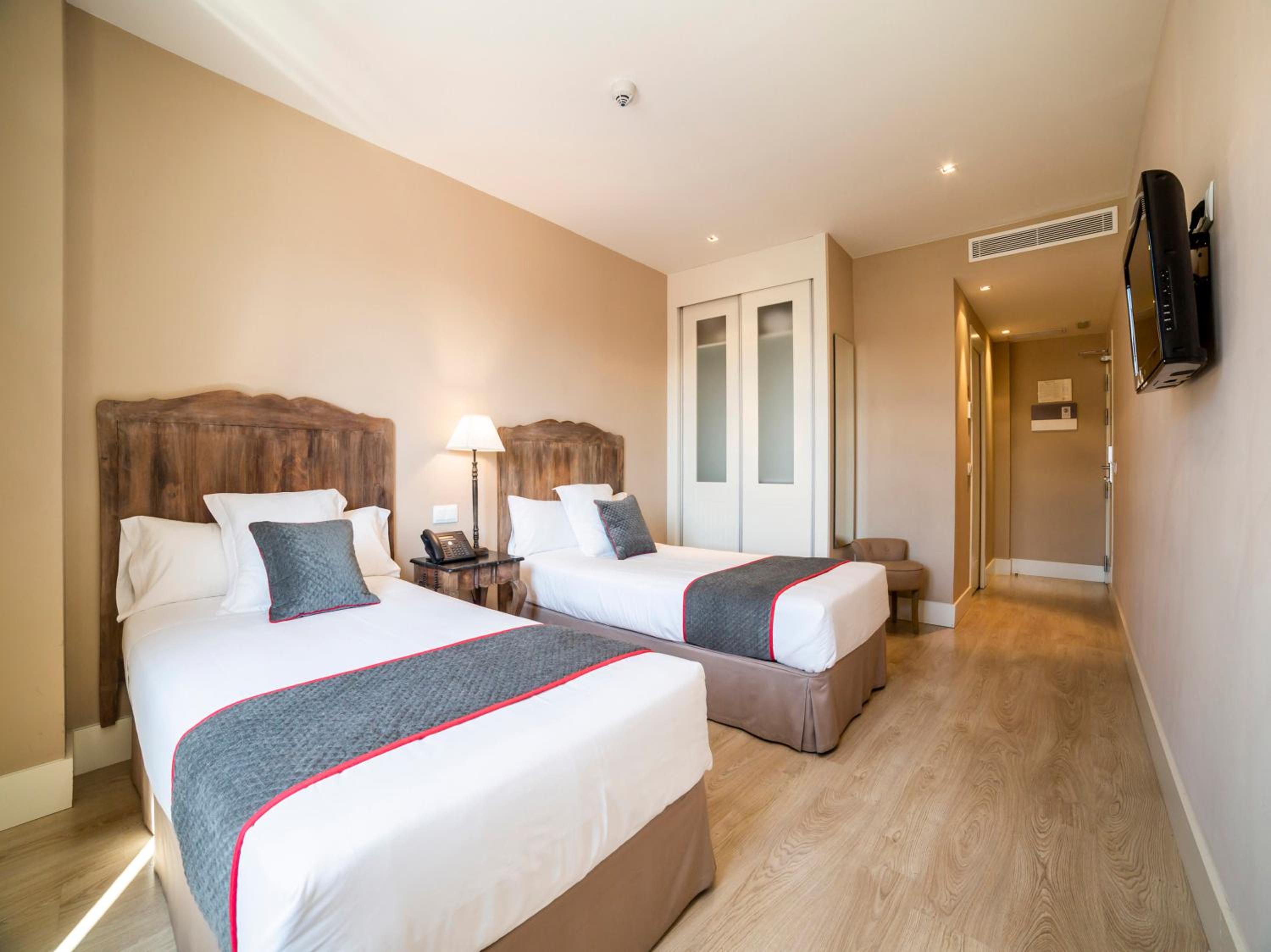 Twin Room - Photo 3