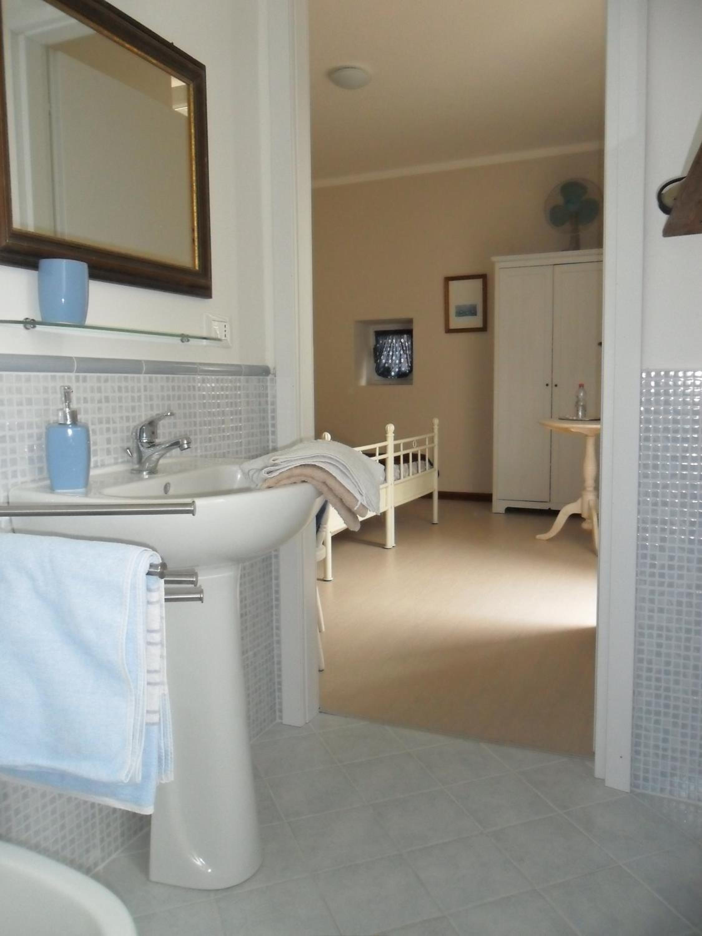 Twin Room - Photo 7
