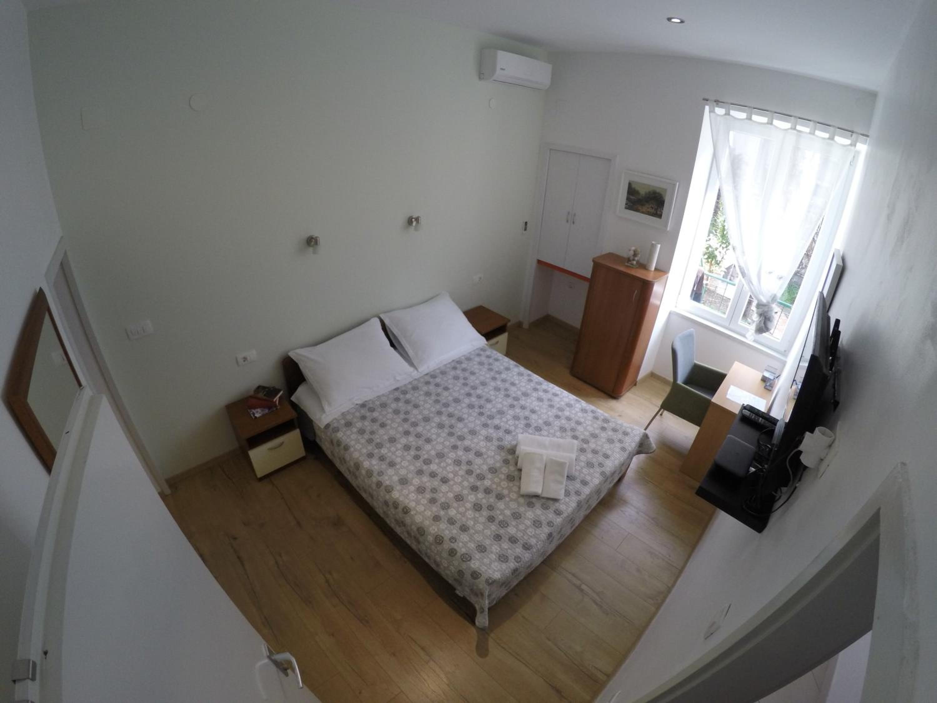 Double Room with Private Bathroom - Photo 7