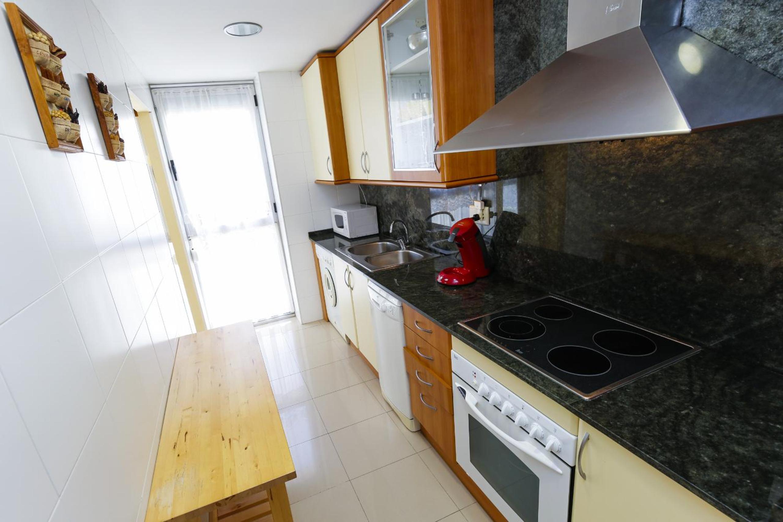 Apartment with Terrace - Photo 18