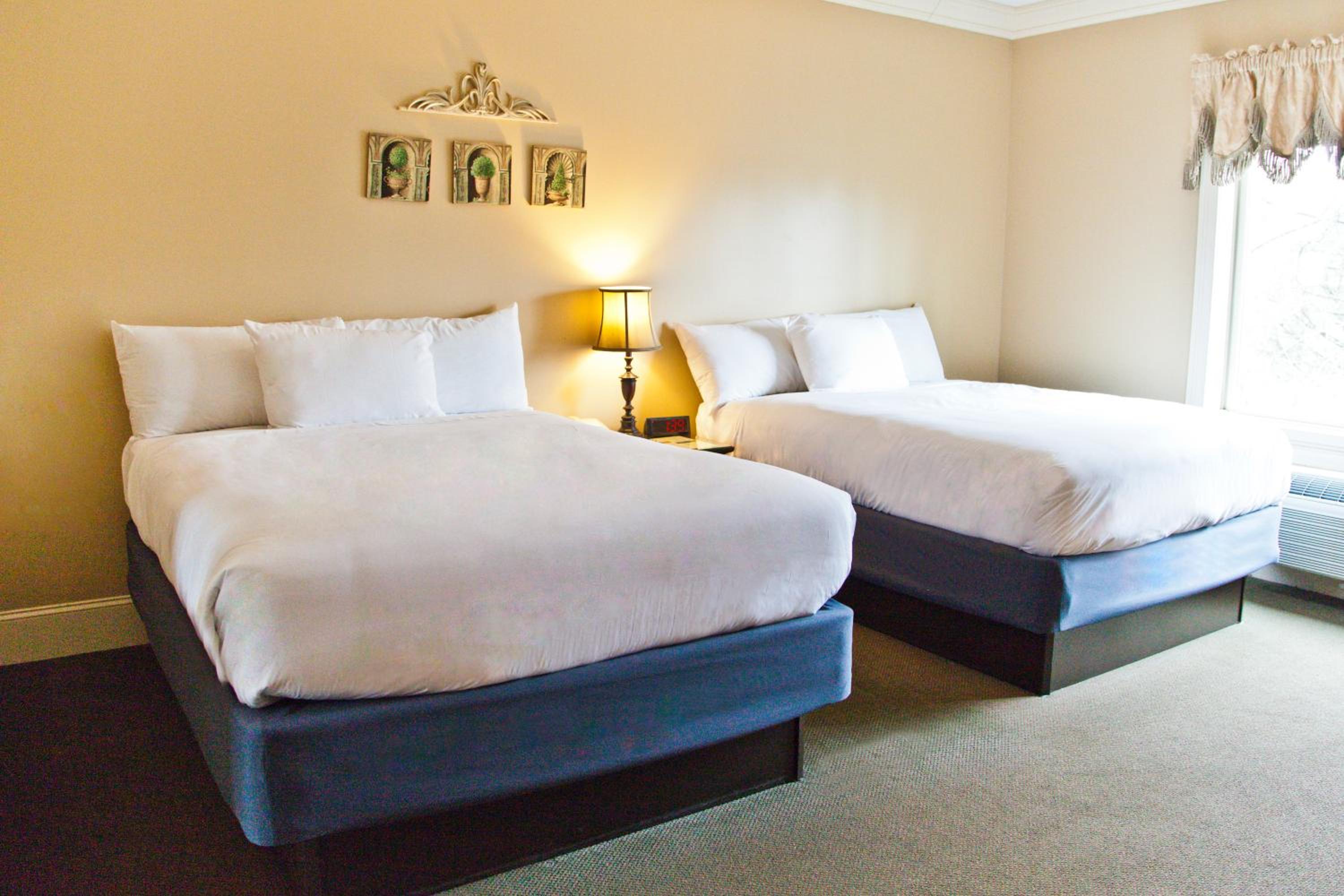 Queen Room with Two Queen Beds - Photo 14