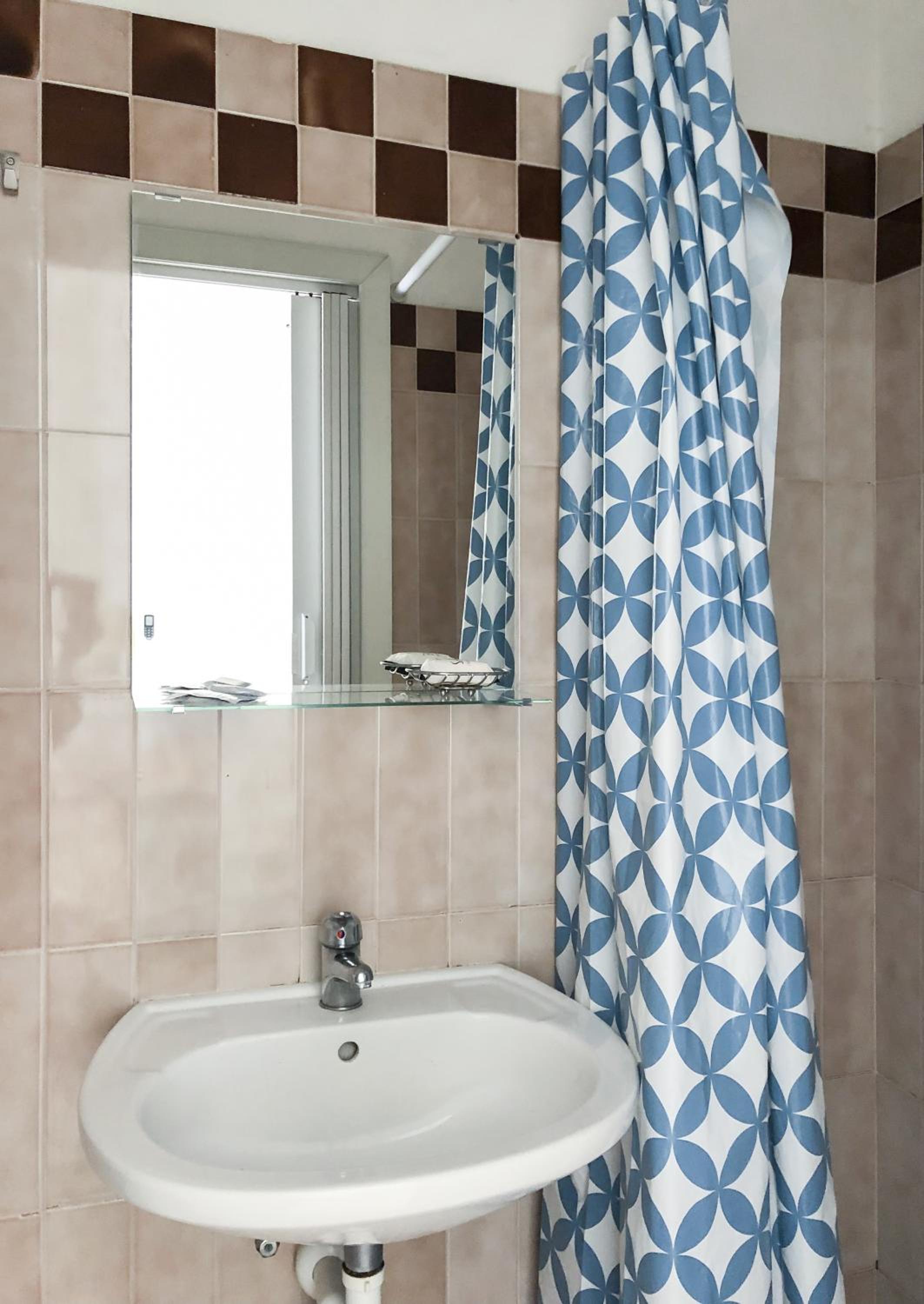Standard Quadruple Room - Photo 6