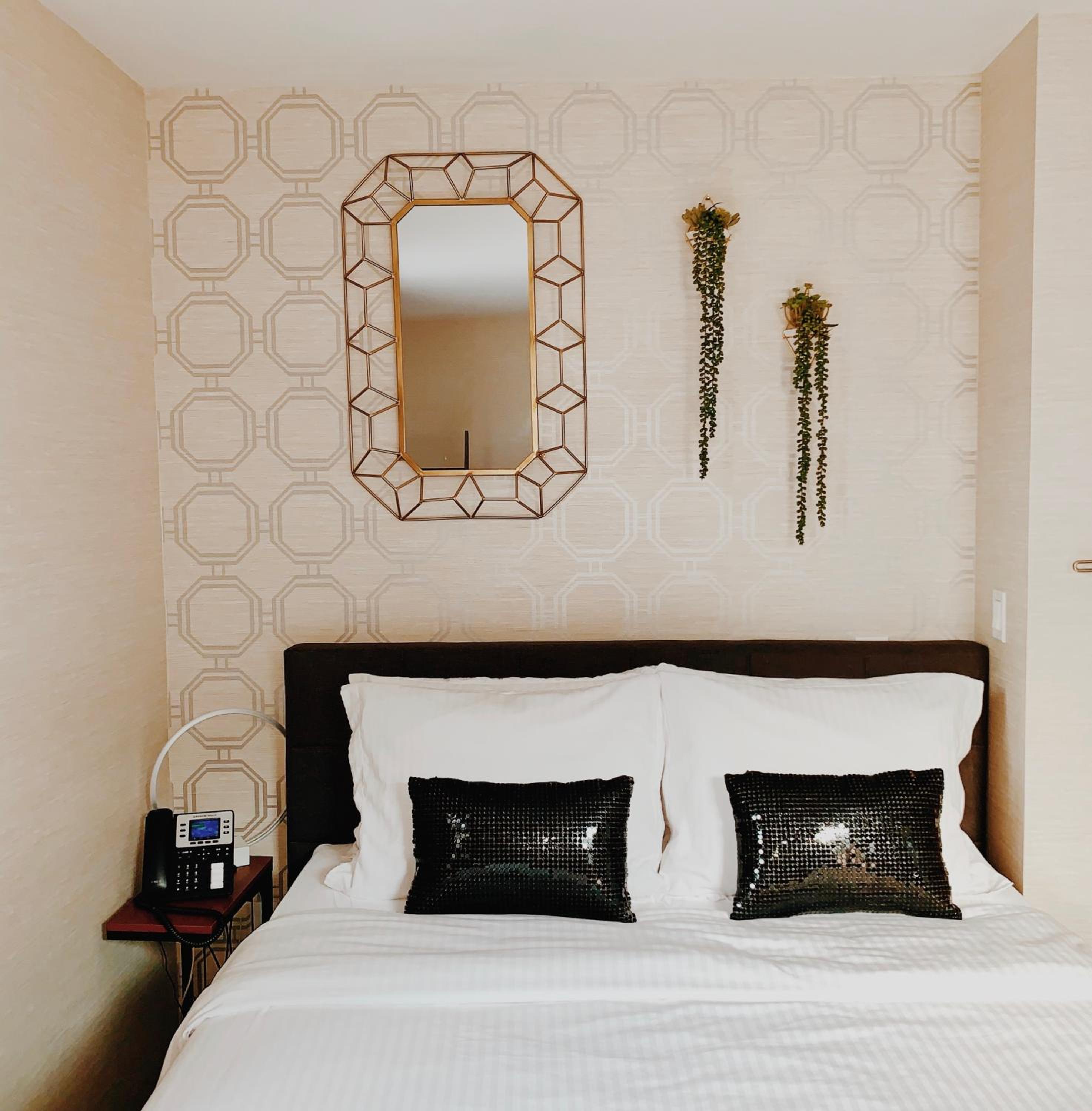 Superior Queen Room thumbnail 6