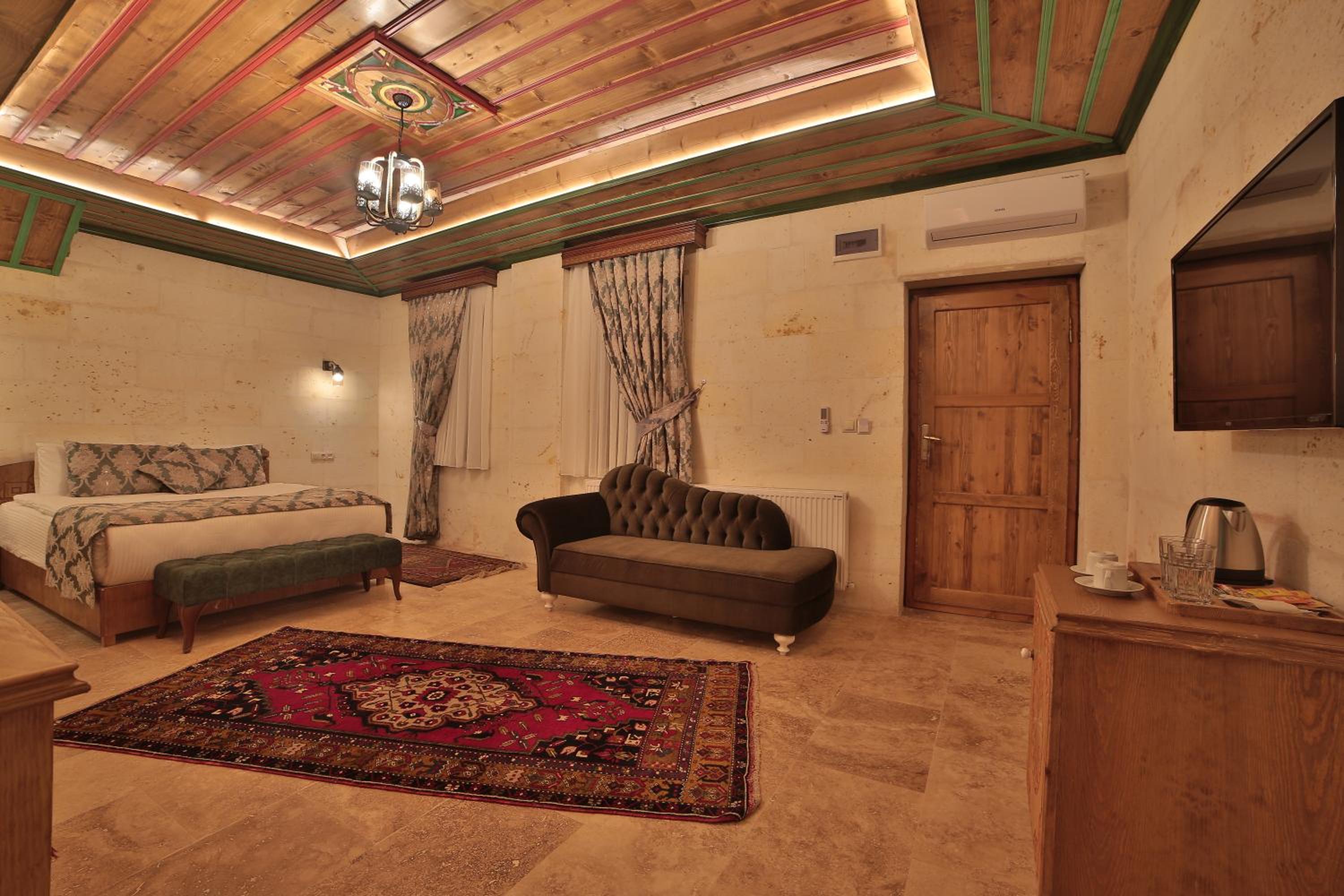Standard King Room - Photo 8