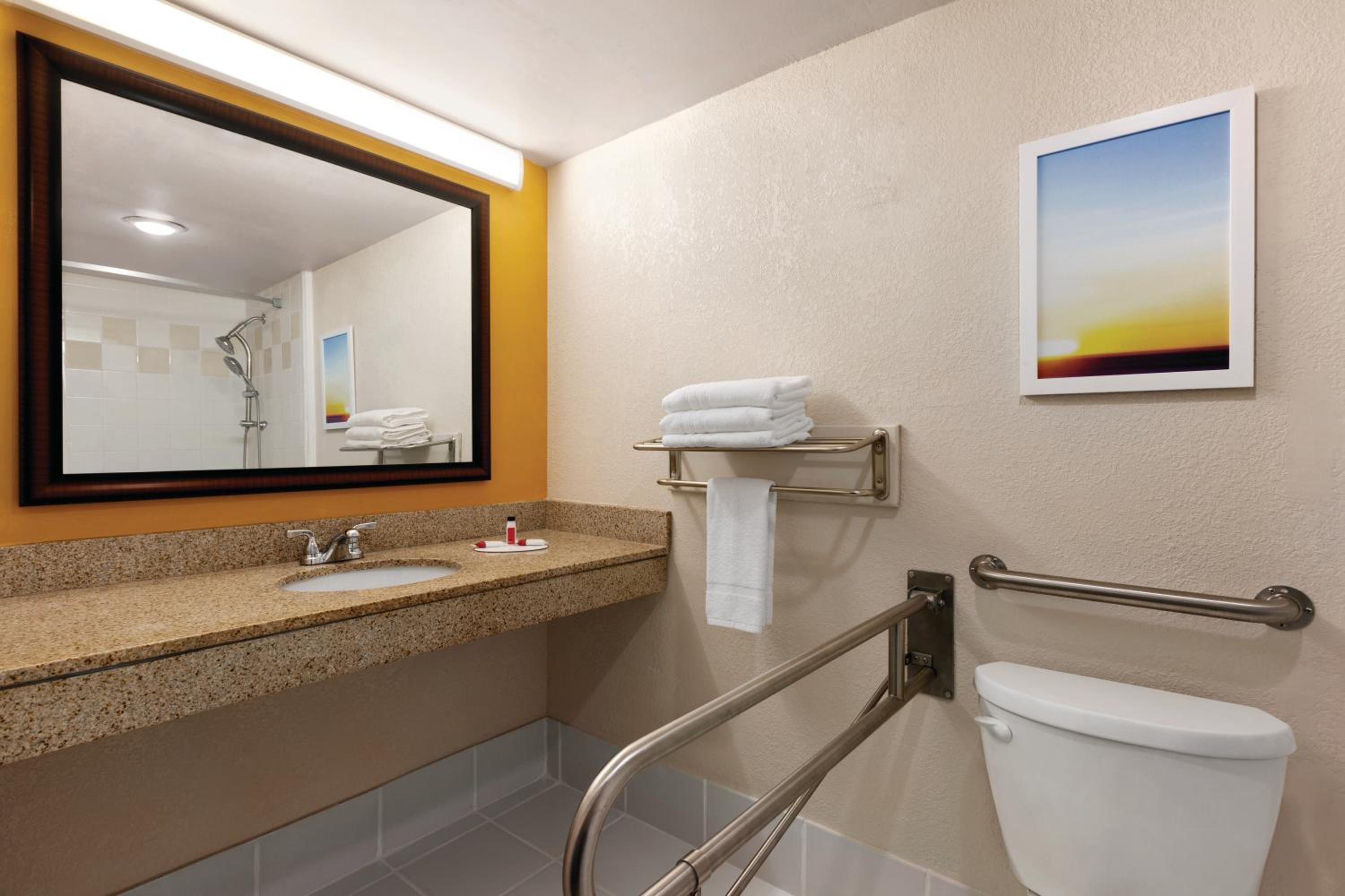 Double Room with Roll-In Shower - Disability Access / Non Smoking photo 3