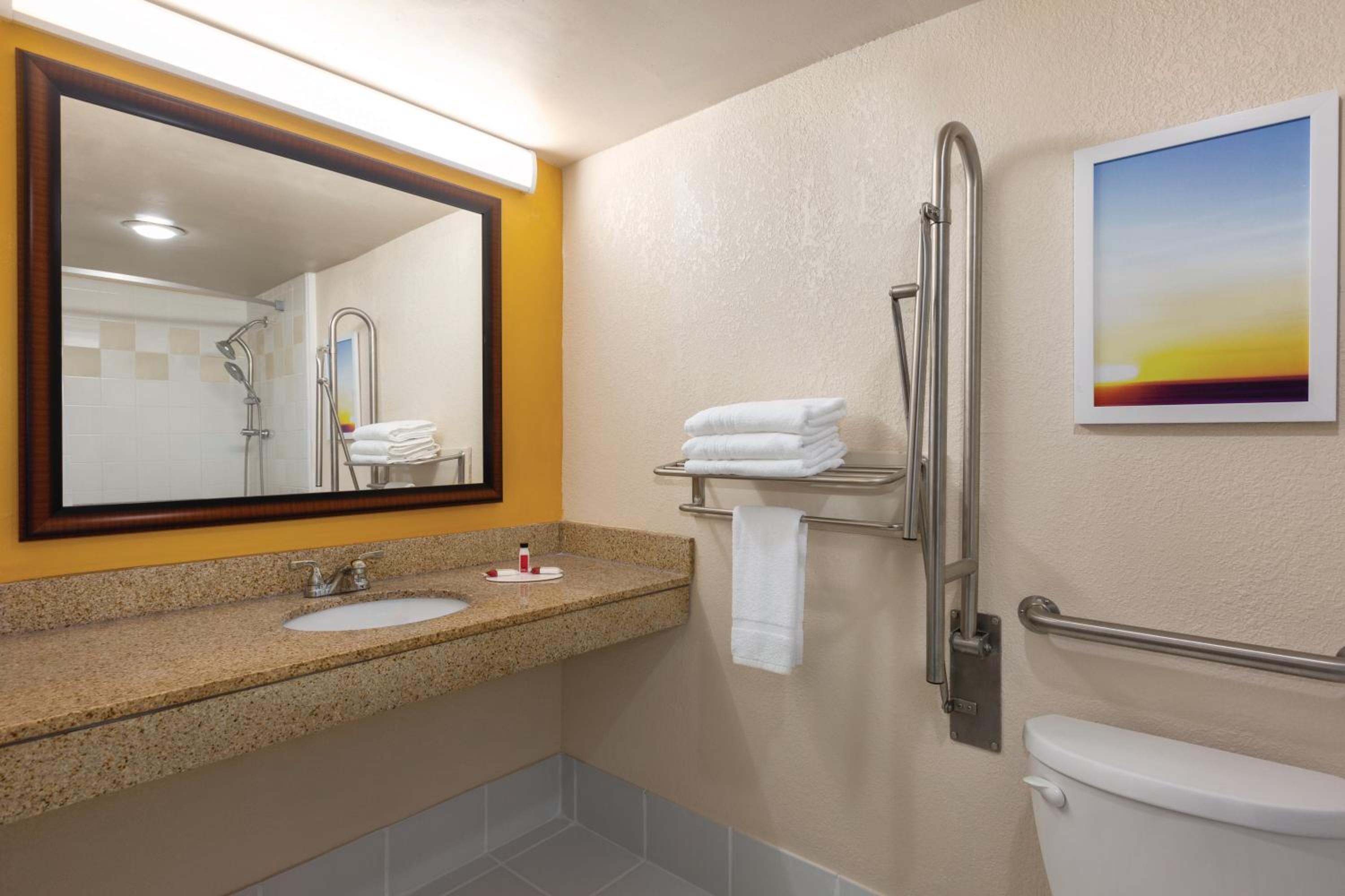 Double Room with Tub - Disability Access / Non Smoking photo 2