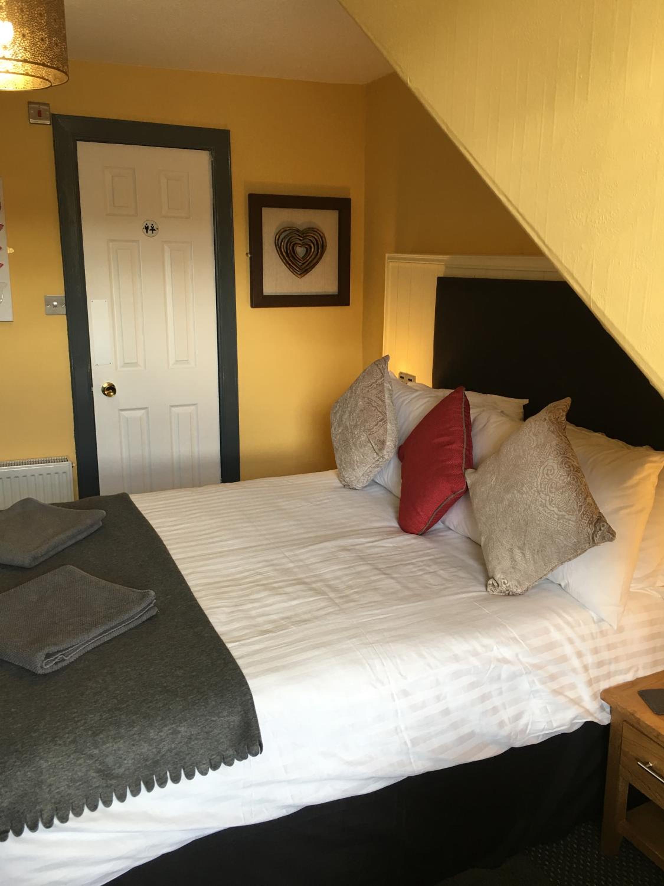 Standard Double Room - Photo 11