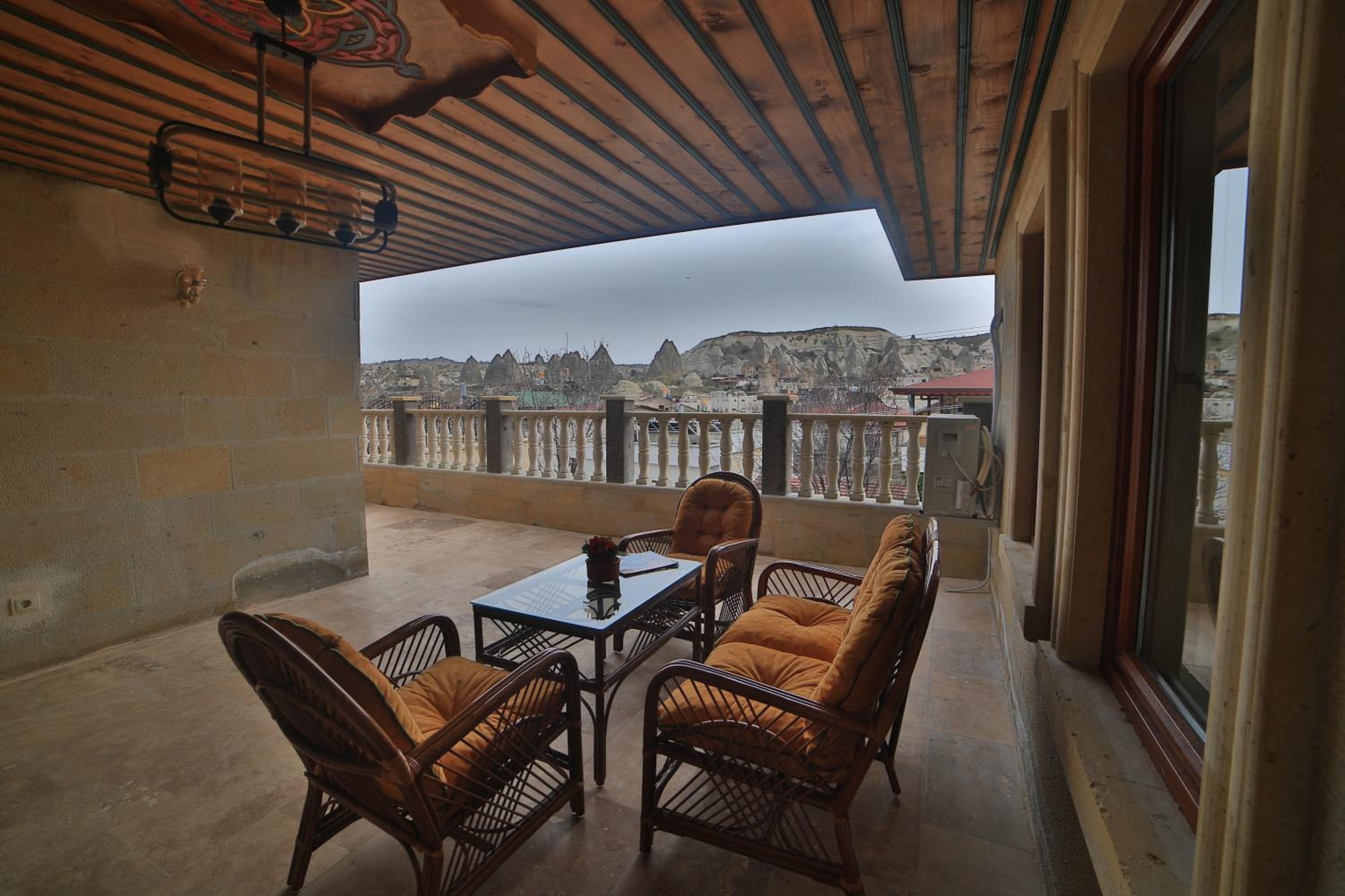 King Room with Balcony - Photo 18