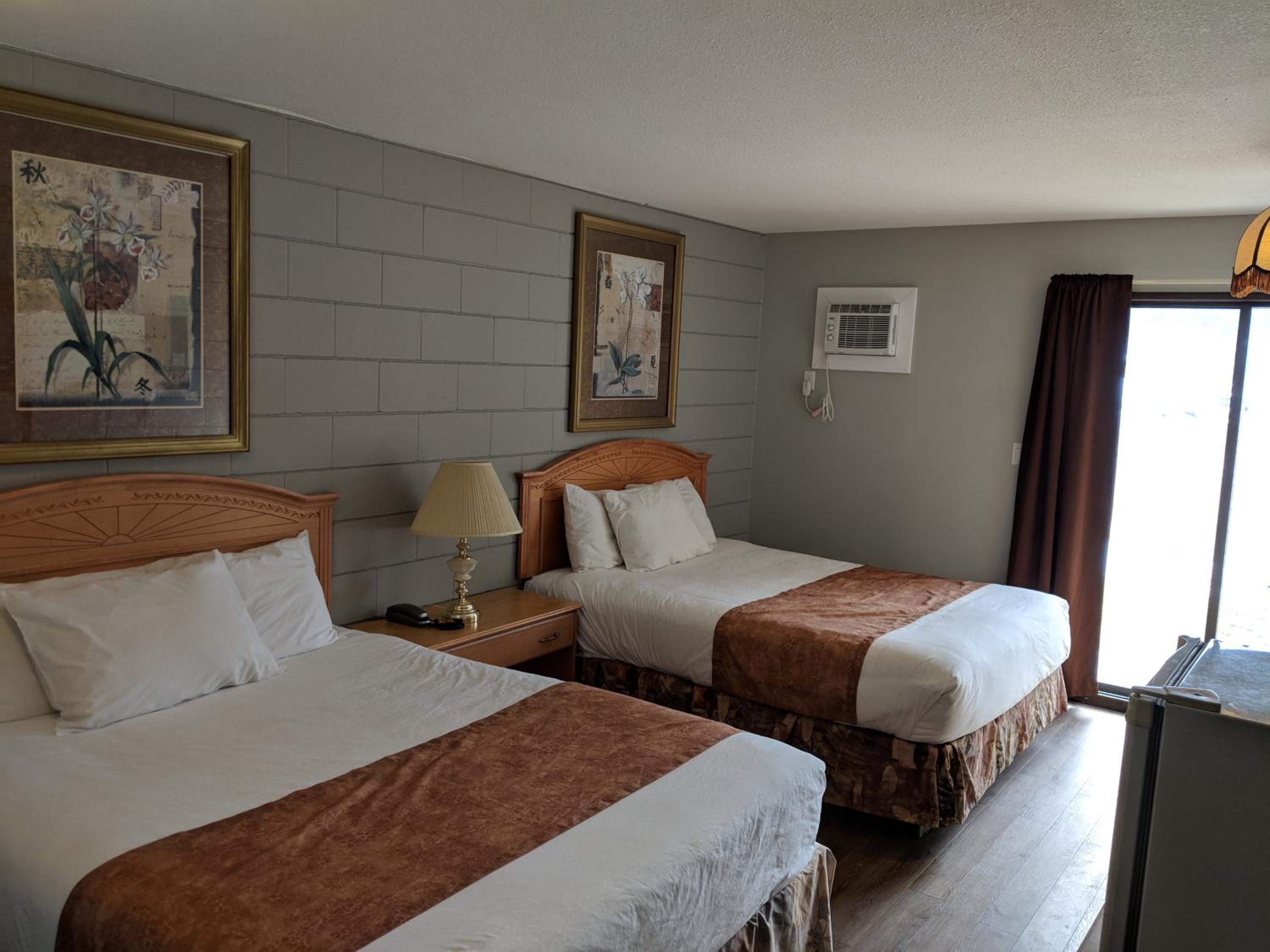 Queen Room with Two Queen Beds photo 3