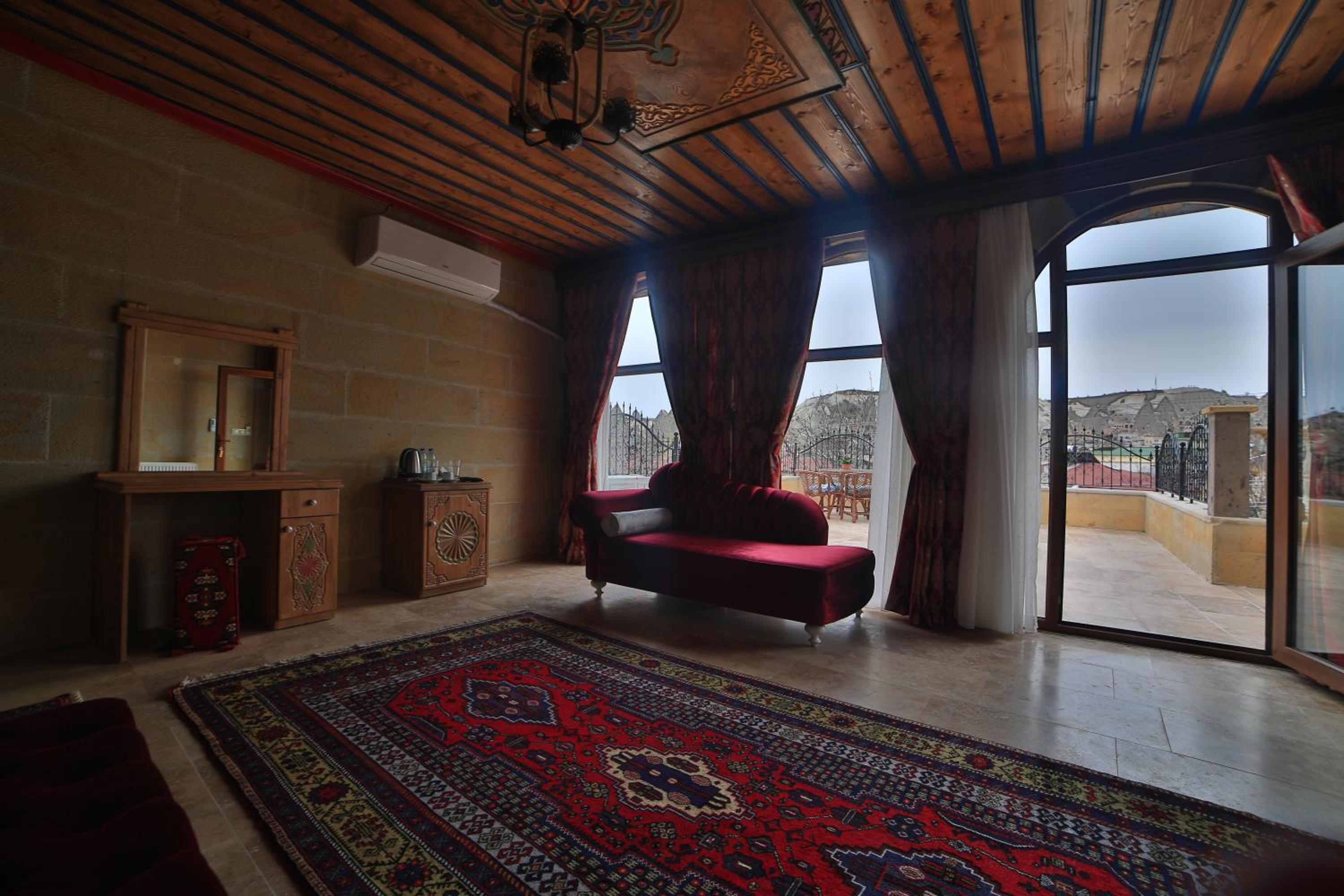 King Room with Balcony - Photo 21