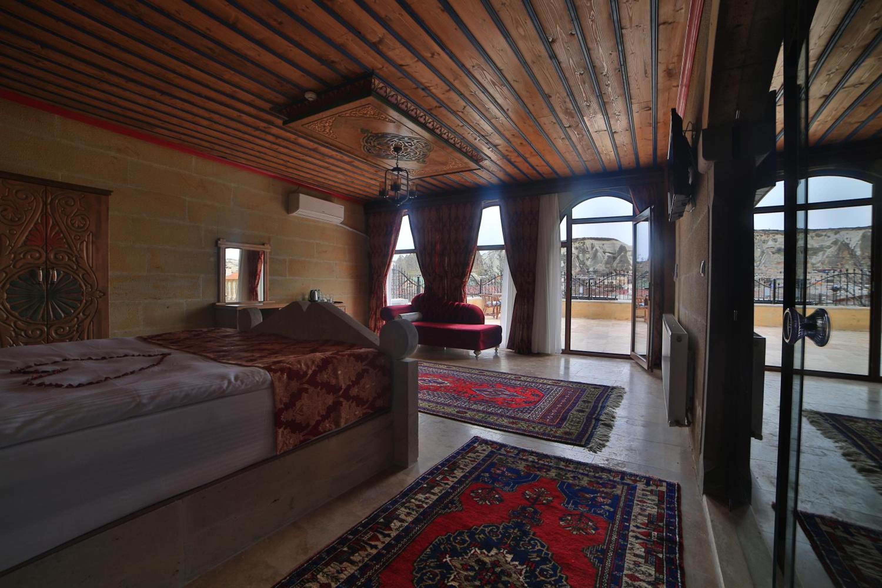 King Room with Balcony - Photo 20