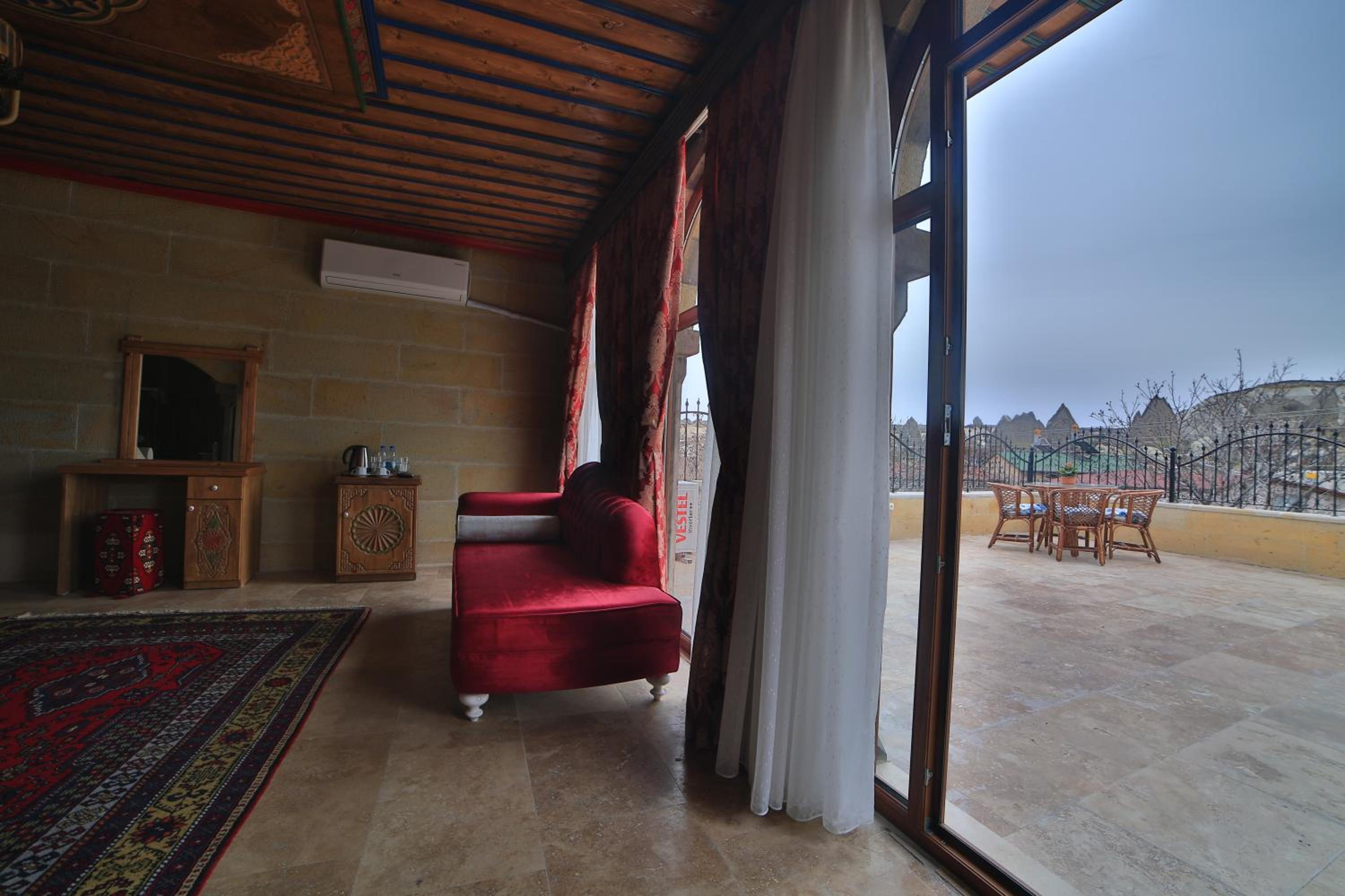 King Room with Balcony - Photo 19