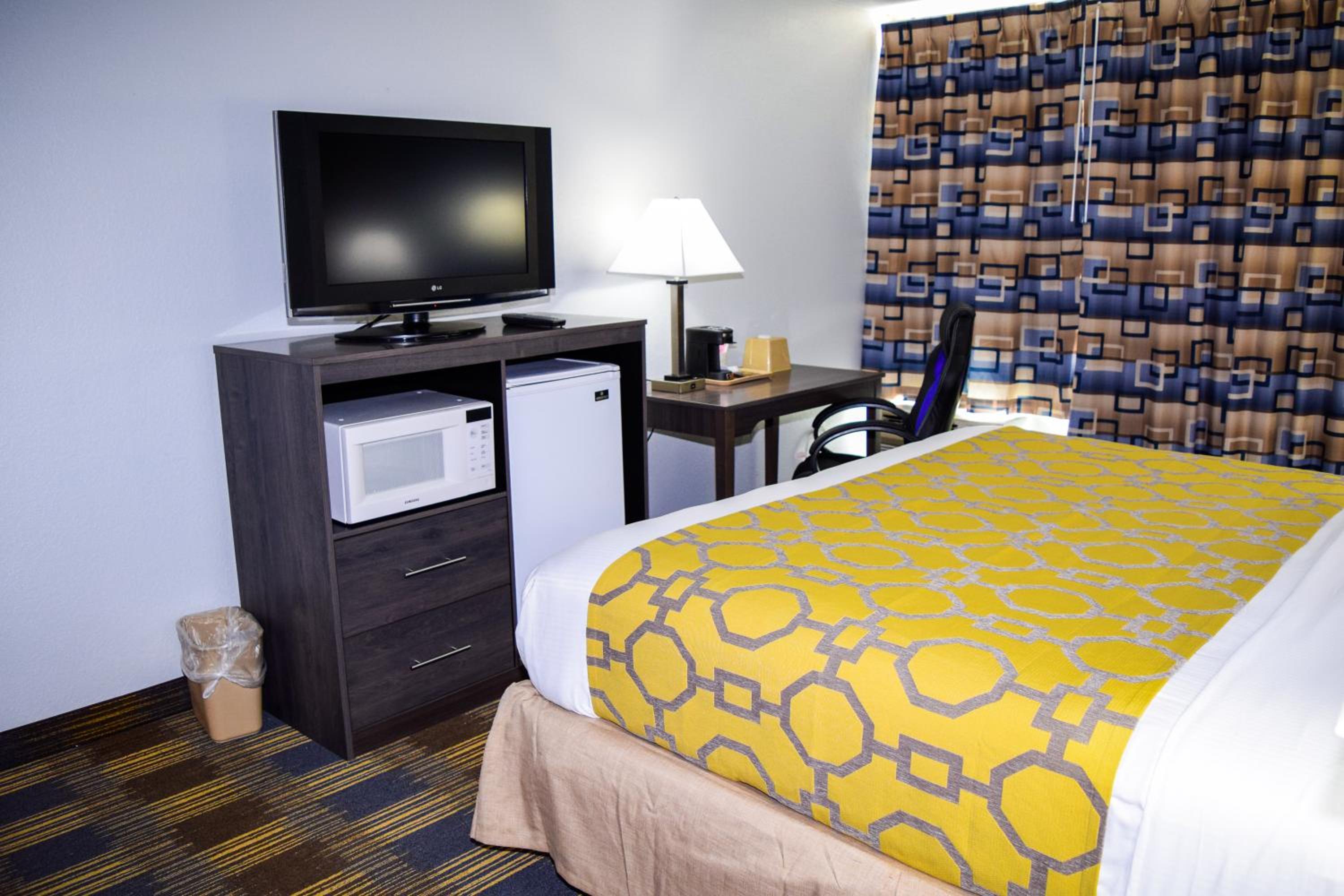 Deluxe King Suite - Non-Smoking - Photo 3