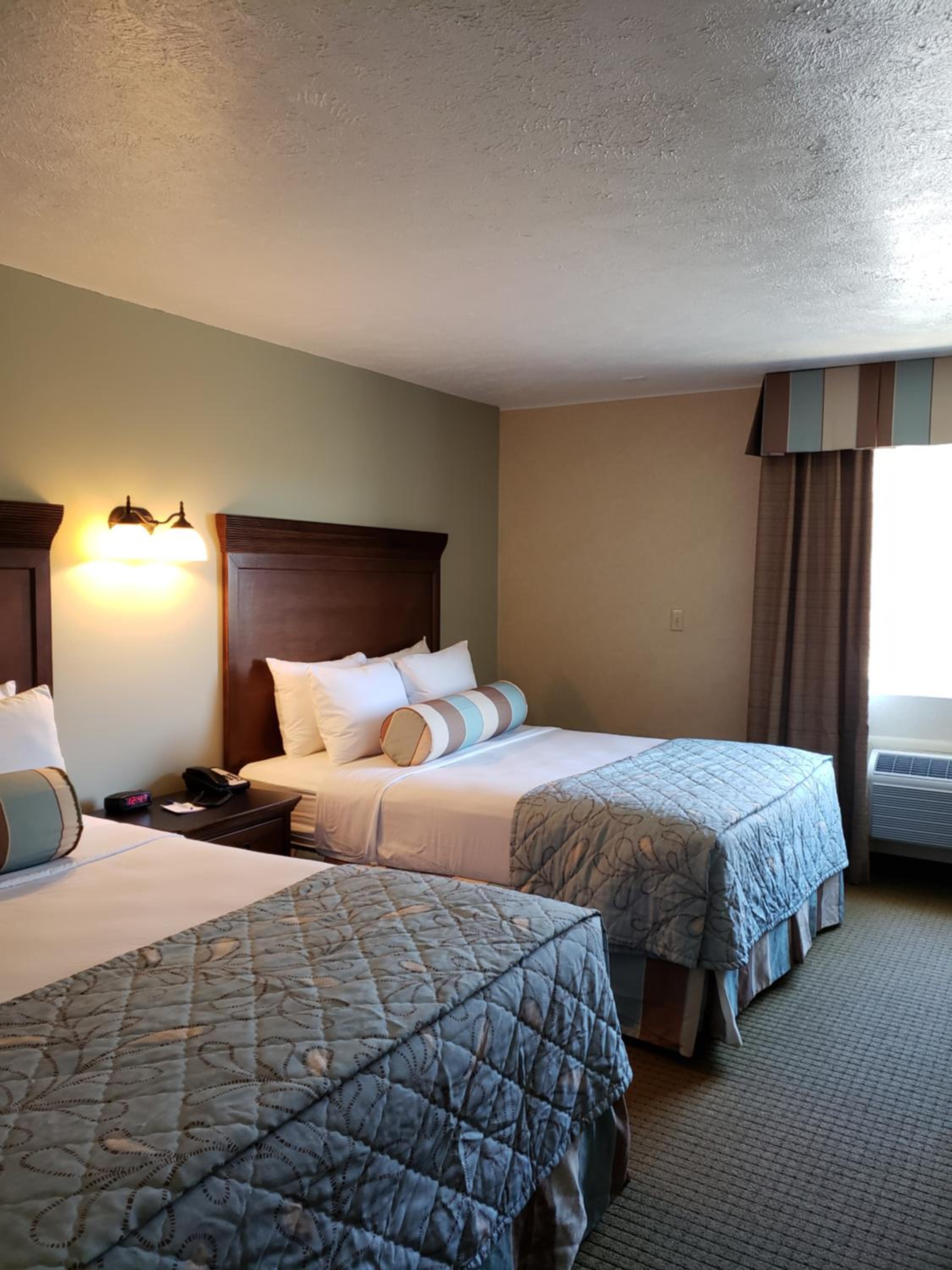 Queen Room With Two Queen Beds - Non-Smoking - Photo 2