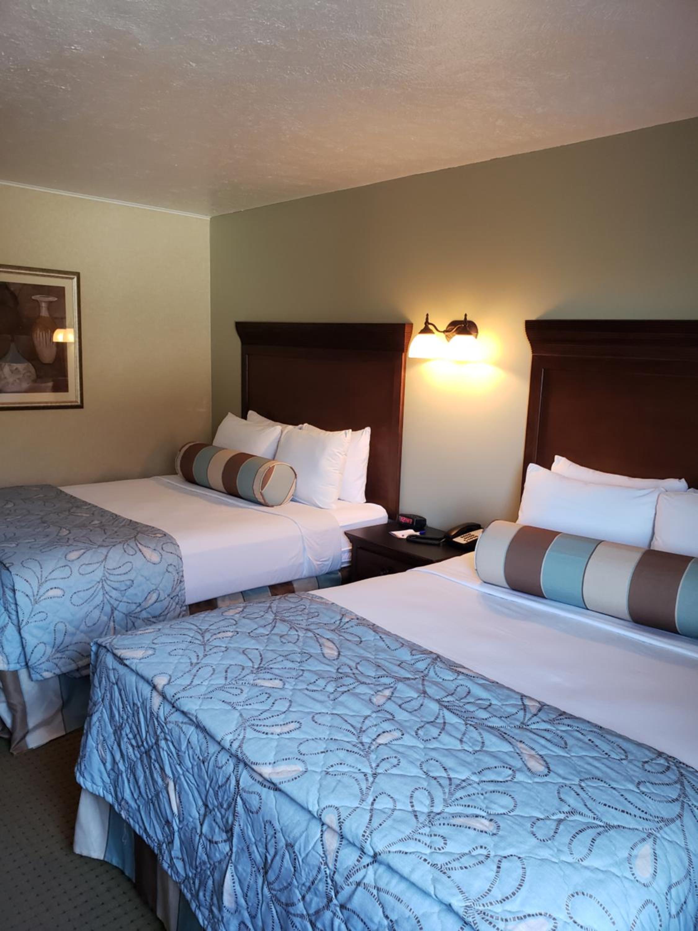 Queen Room With Two Queen Beds - Non-Smoking - Photo 3