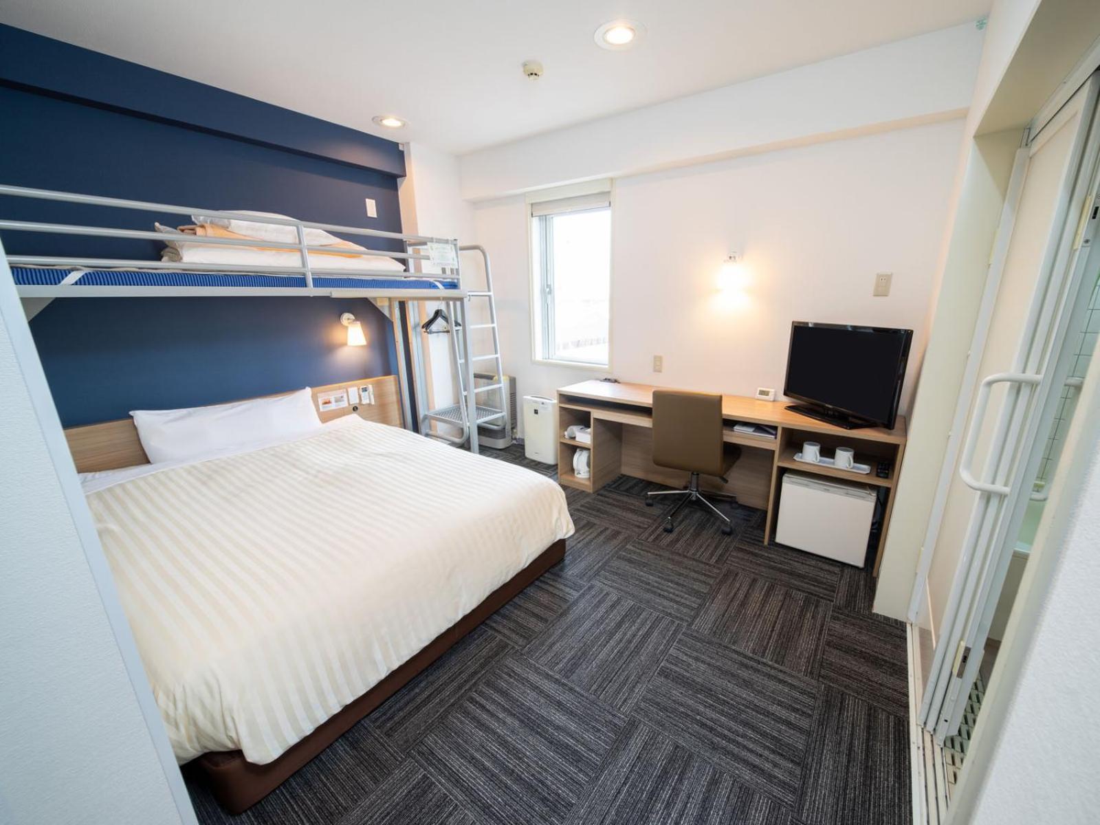 Room with Double Bed and Bunk Bed - Smoking photo 2