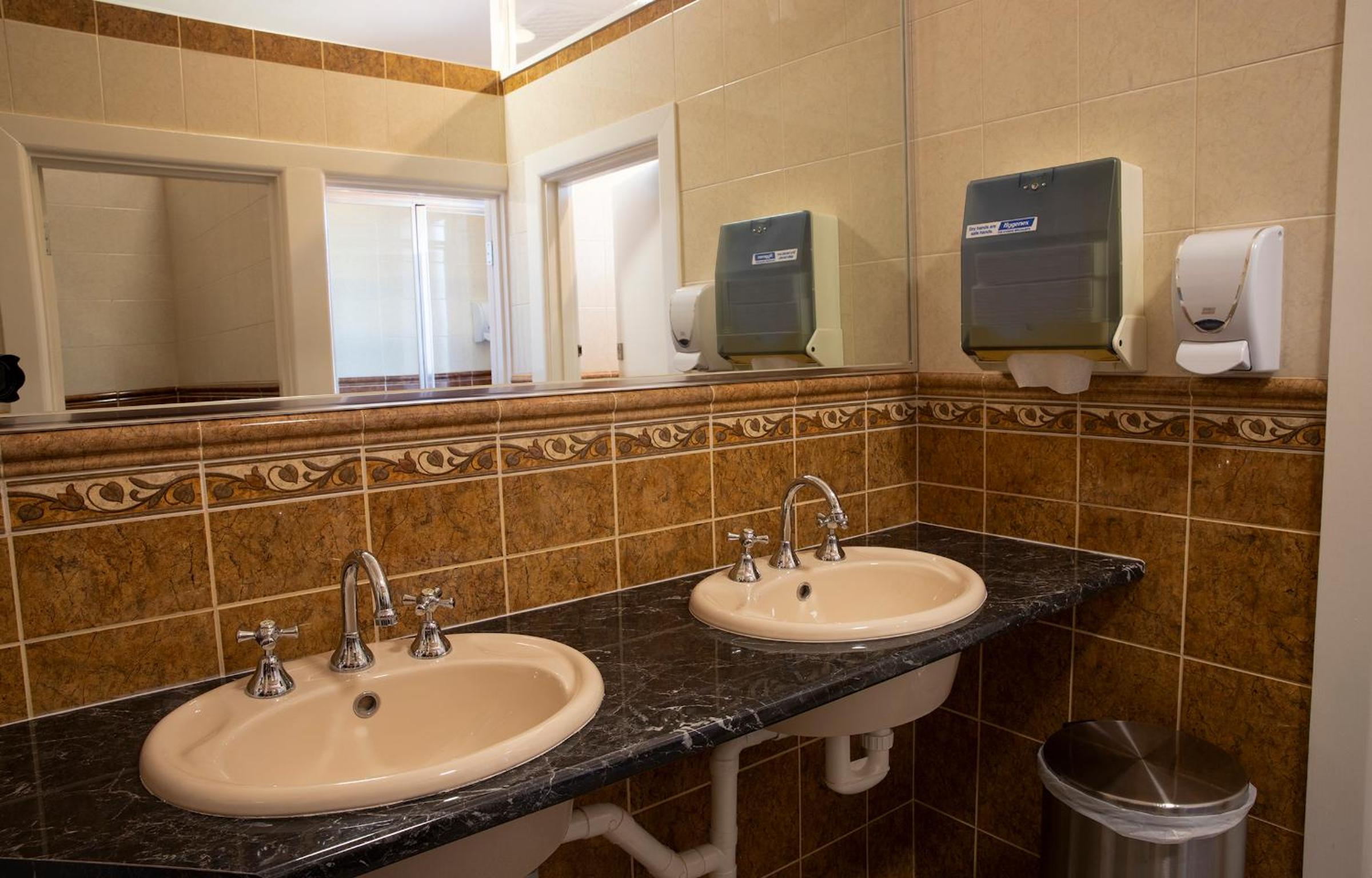 Queen Room with Shared Bathroom photo 3