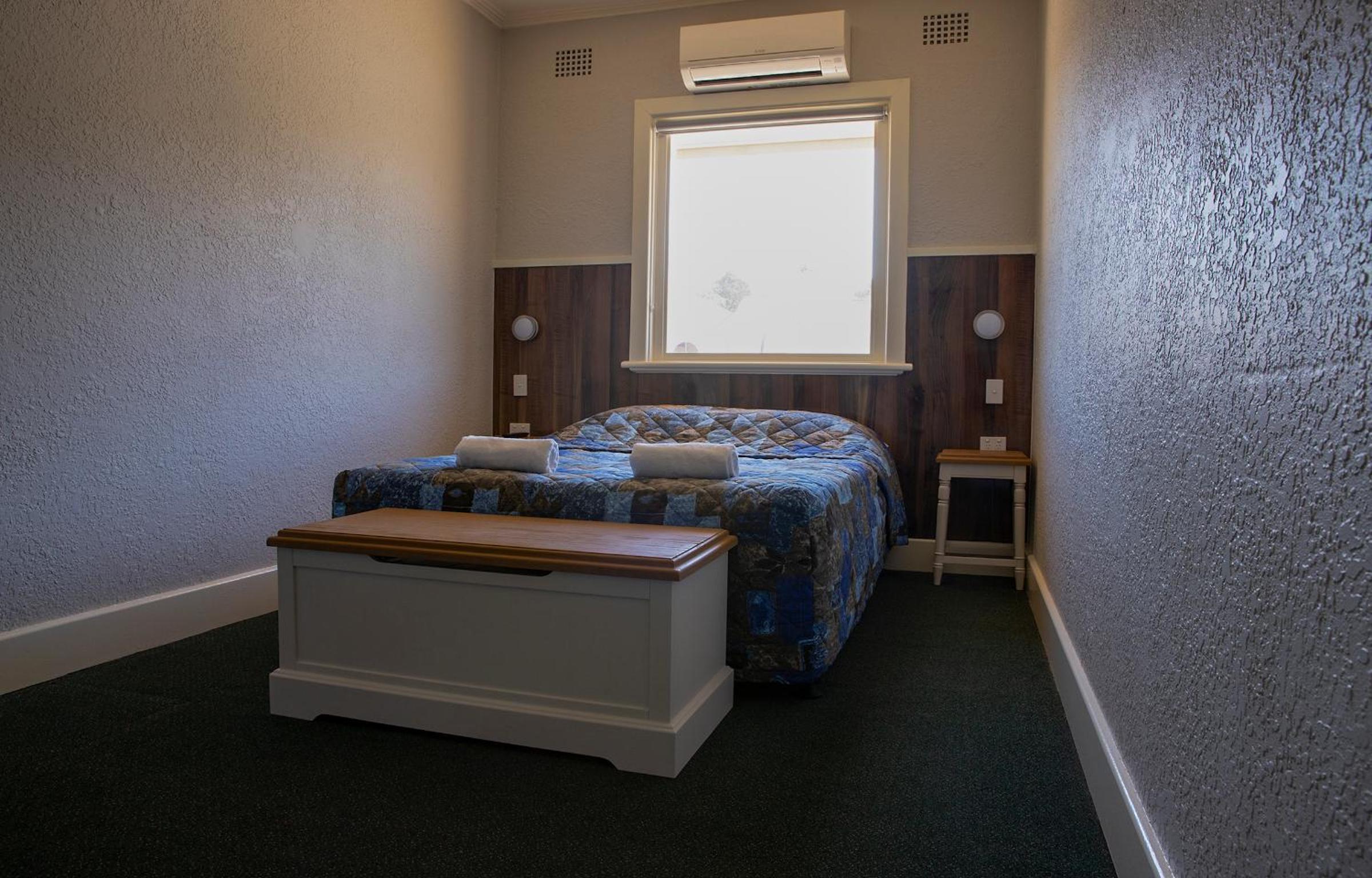 Queen Room with Shared Bathroom photo 2