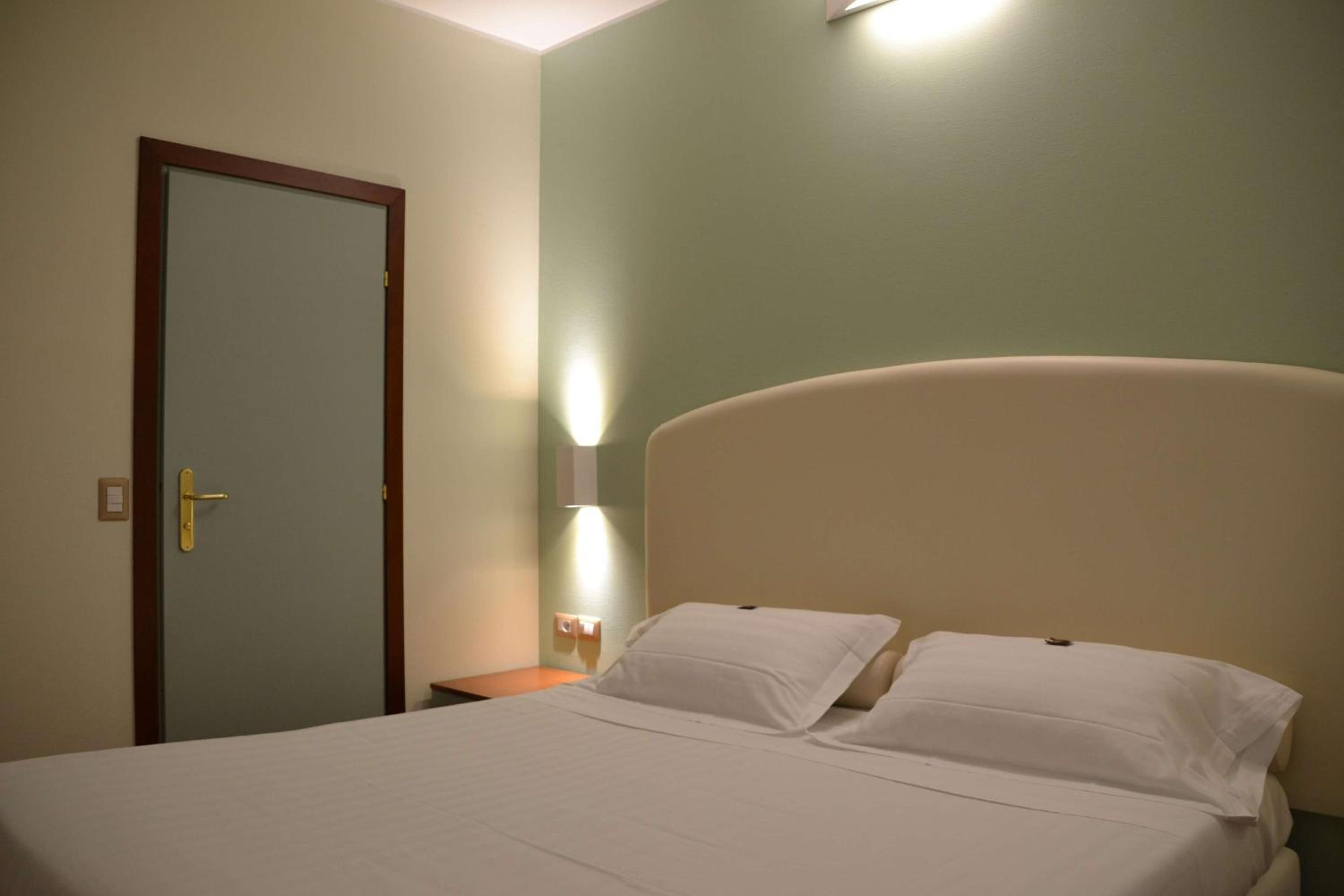 Standard Double Room - Photo 6