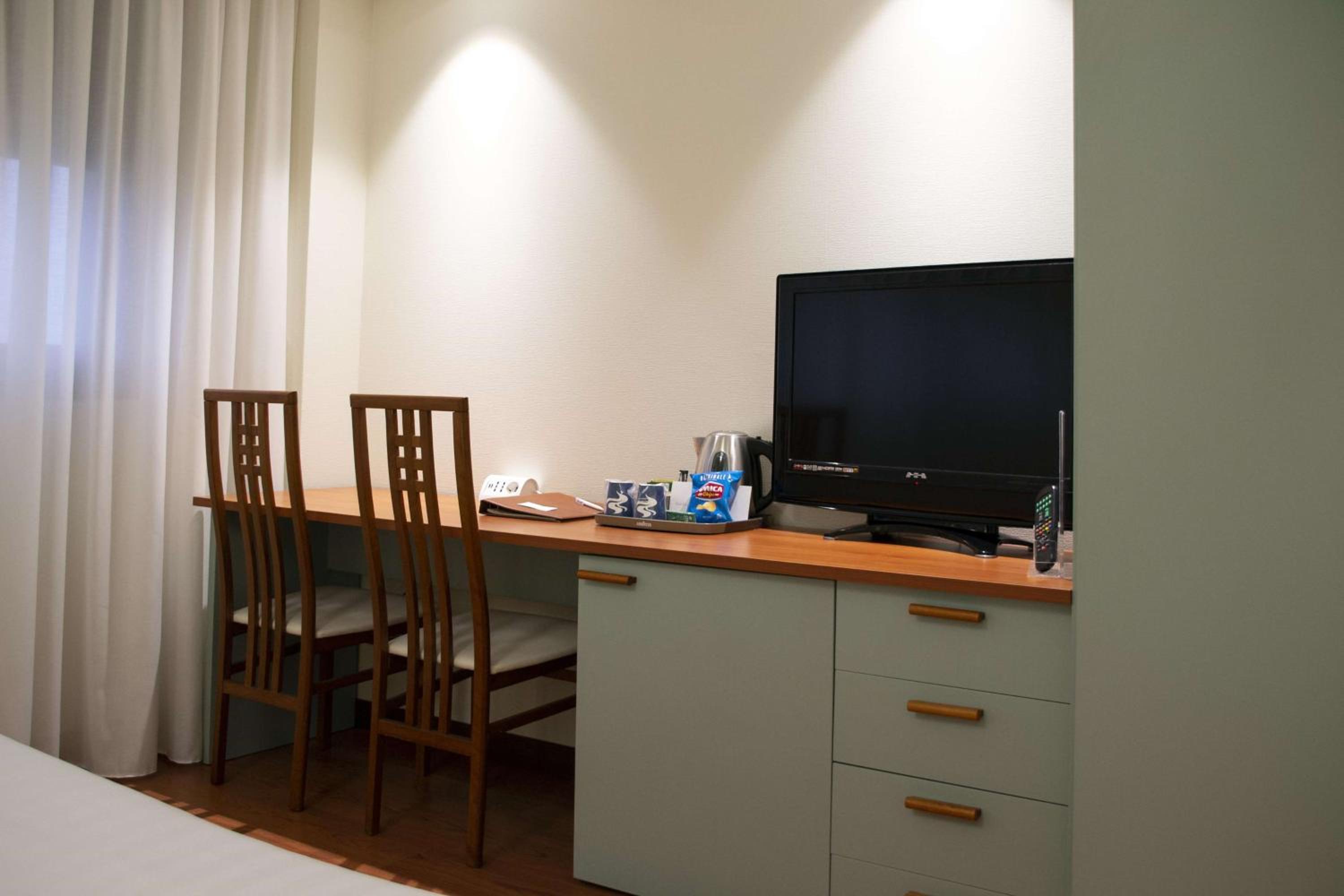Standard Twin Room - Photo 4