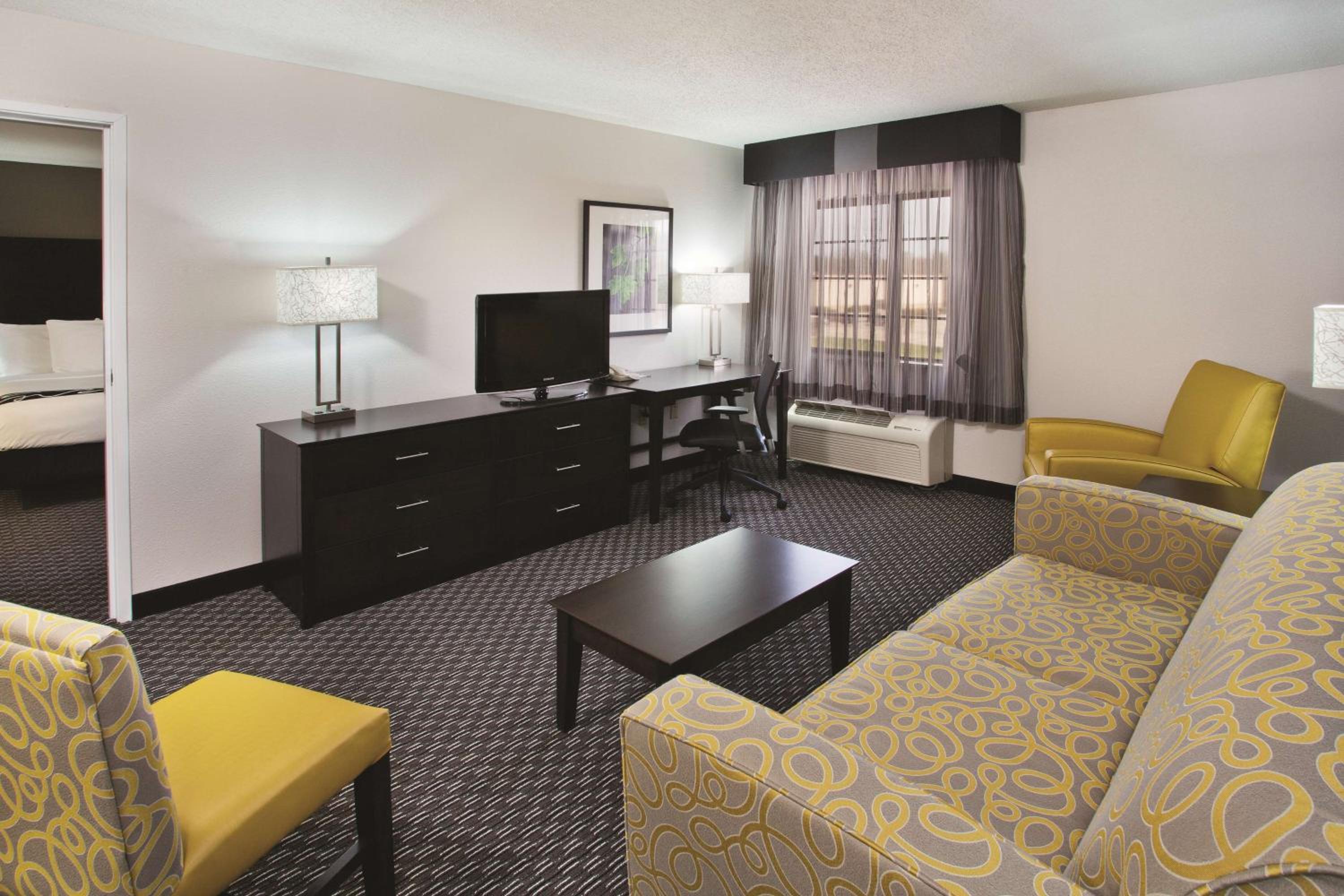 One-Bedroom Deluxe Family Suite - Non-Smoking - Photo 5